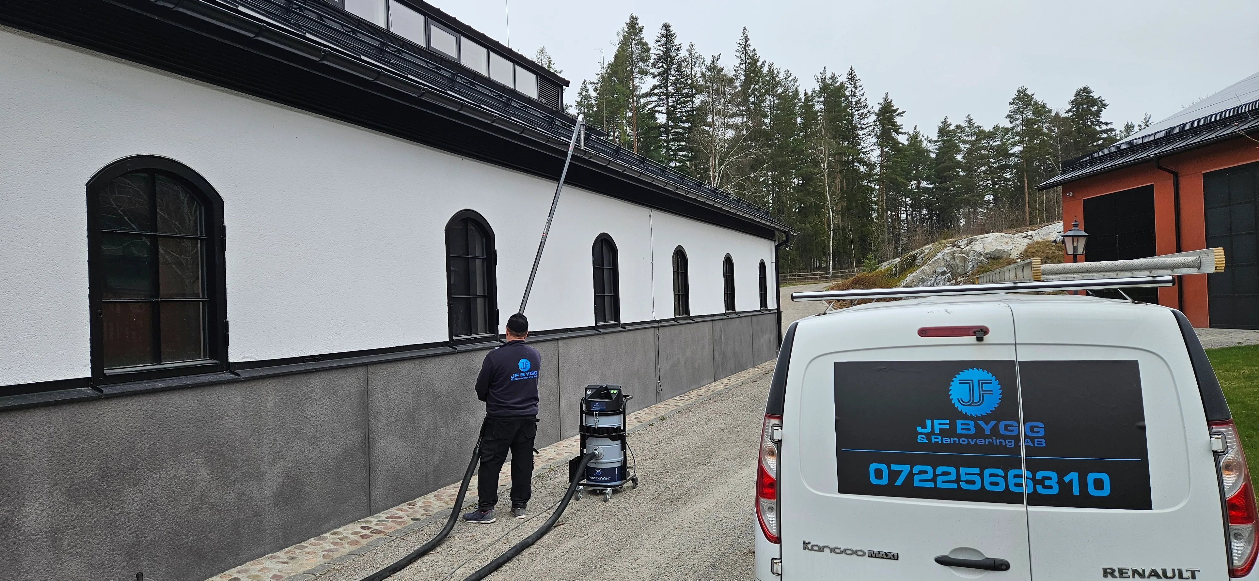 Fasadrengöring och ytbehandling av modernt hus