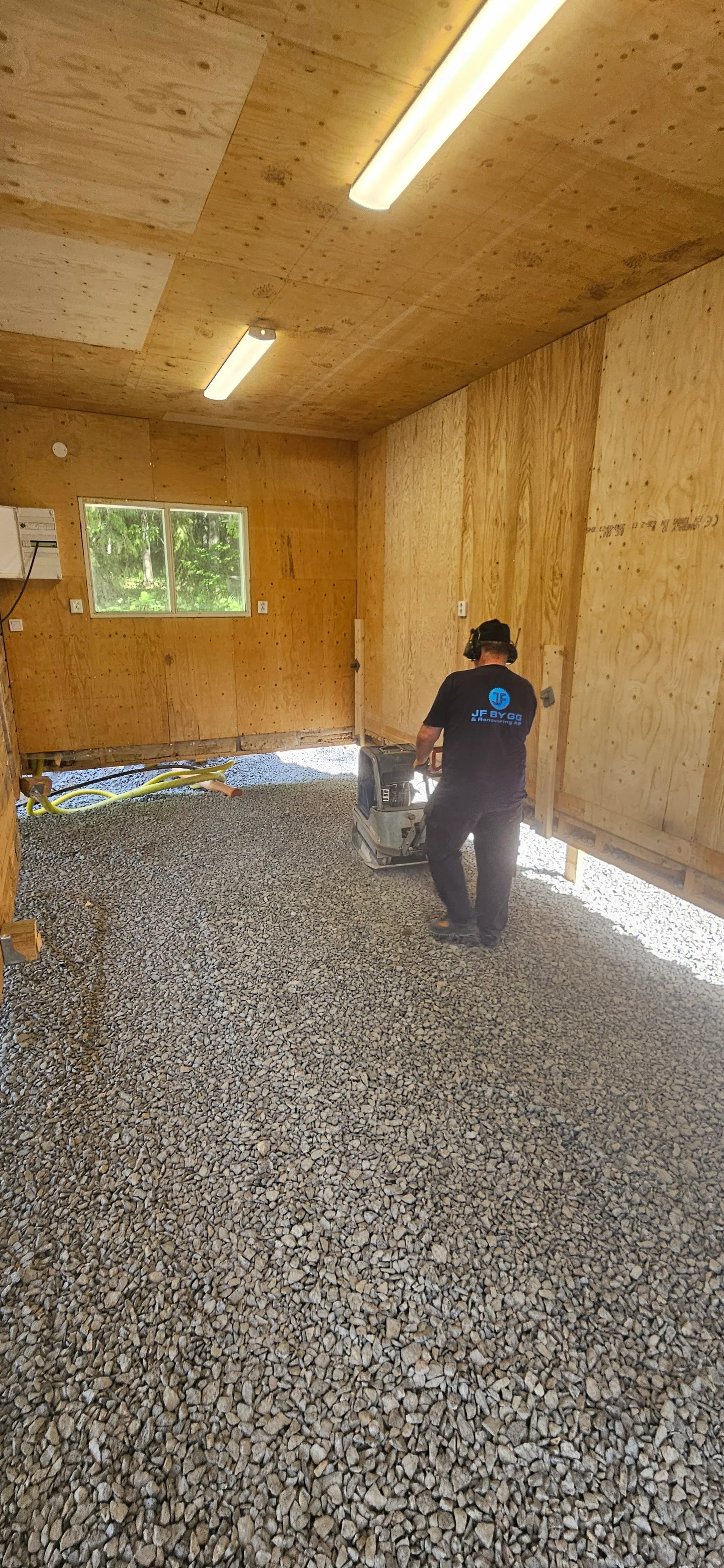 Interiörrenovering med trävägg och betongarbete