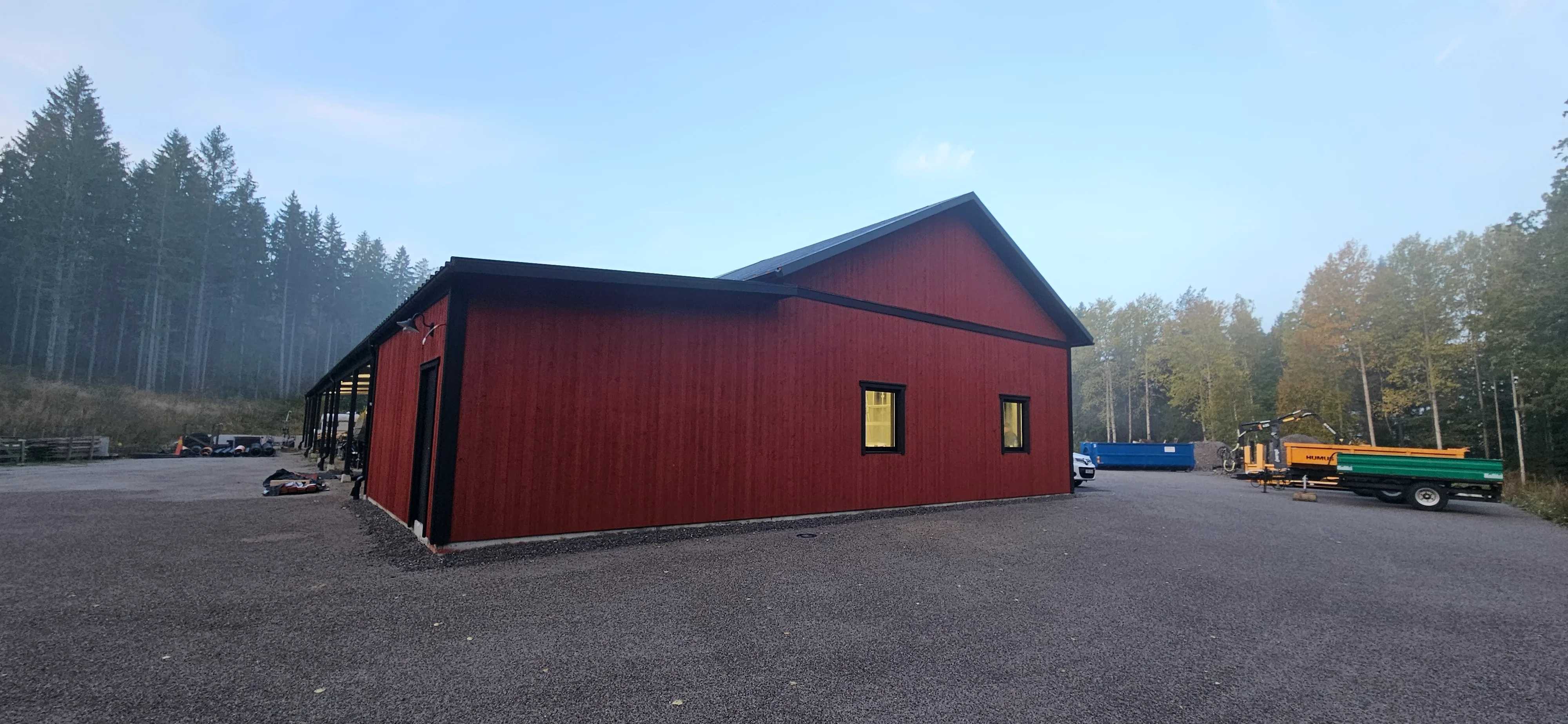 Modernt rött lagerkomplex i skogen