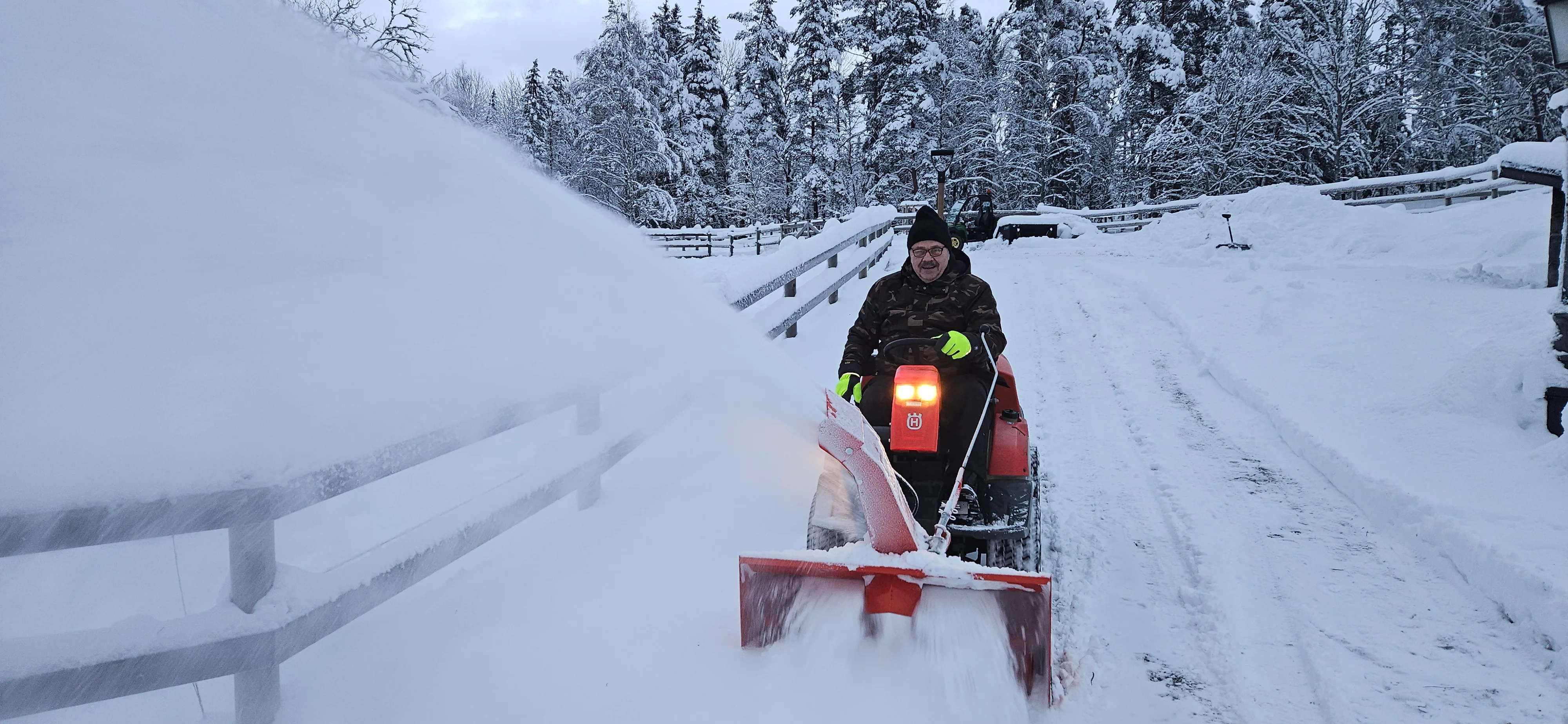 Snöplog röjer vintrig bergväg