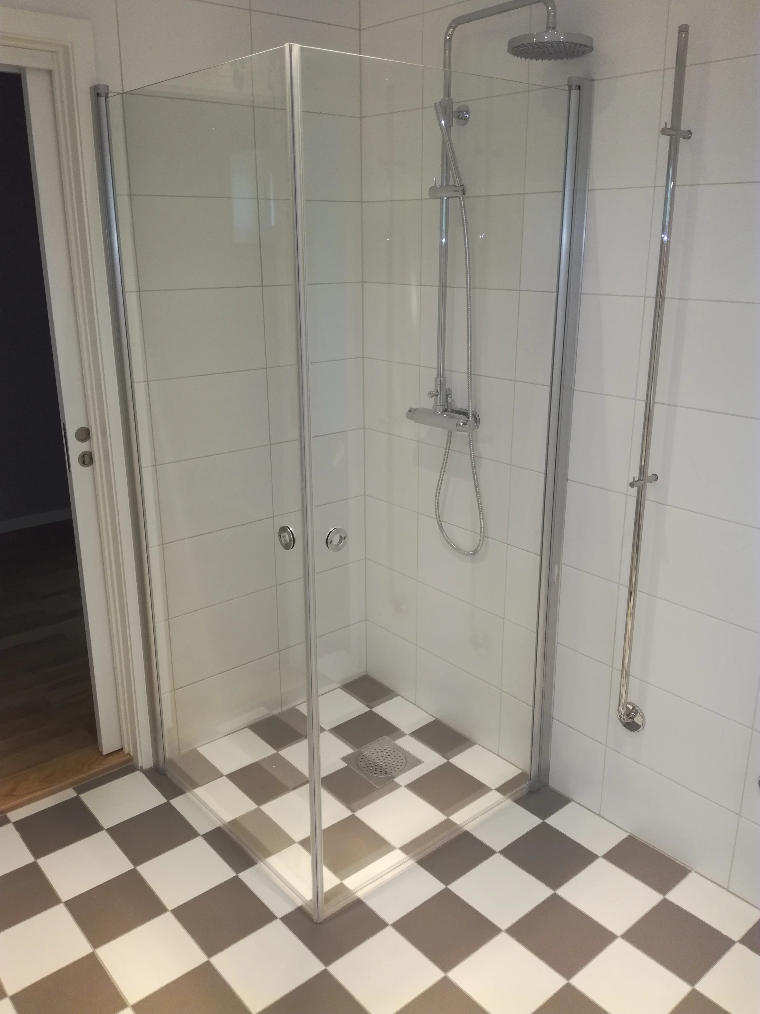 Modernt badrum med glasdusch