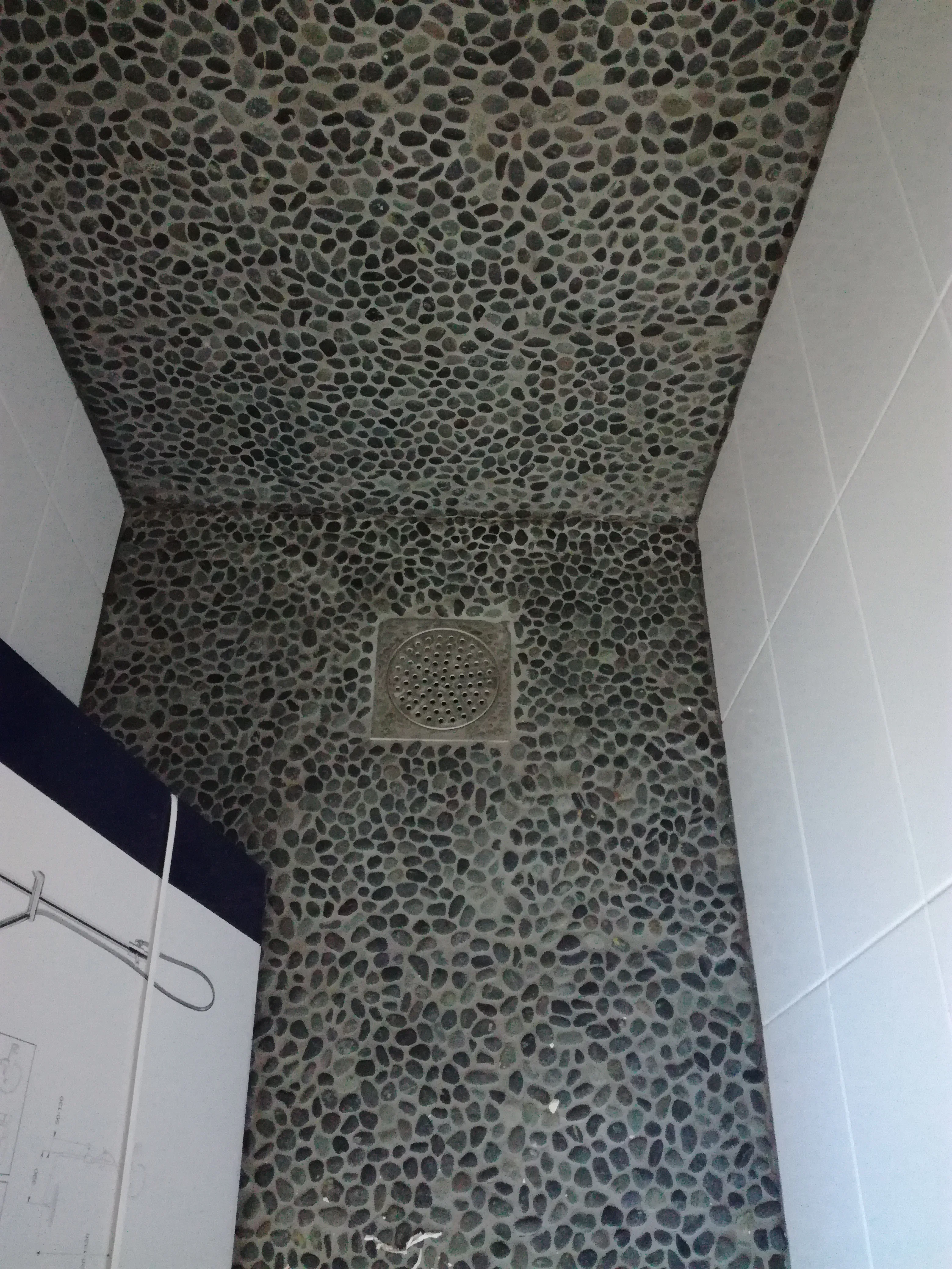 Badrumsrenovering med stenkakling på tak och väggar