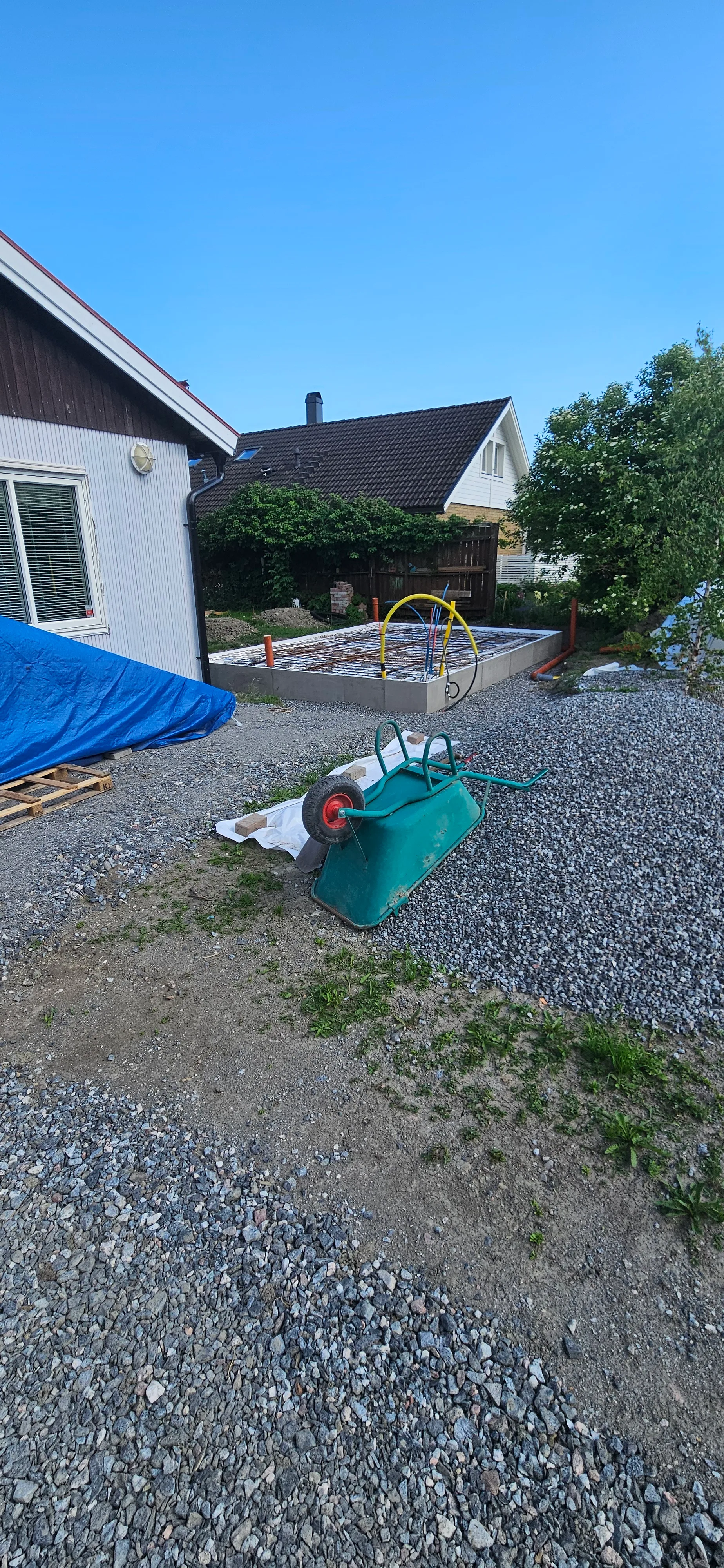 Renoverad trädgård med grus och lekplats