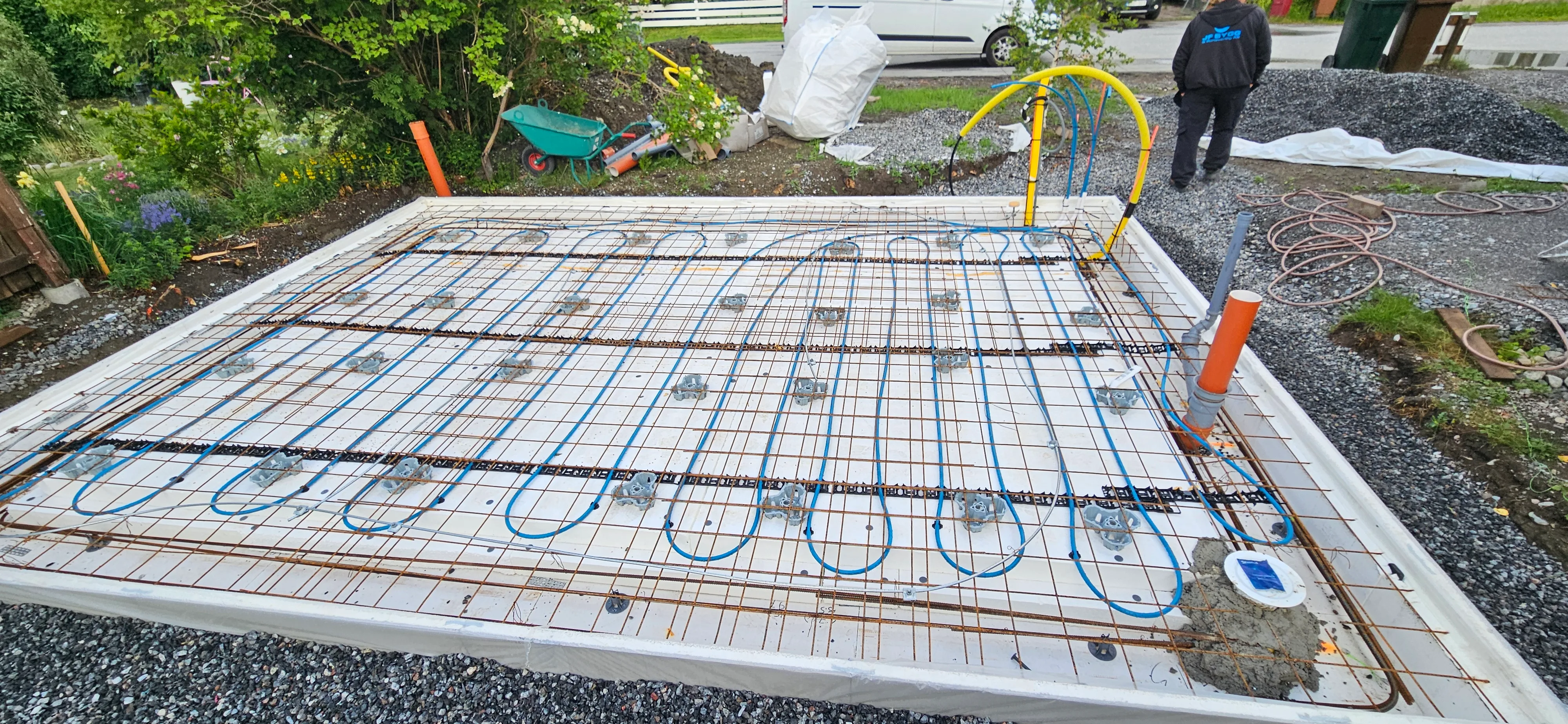 Golvvärmesystem under installation på byggarbetsplats