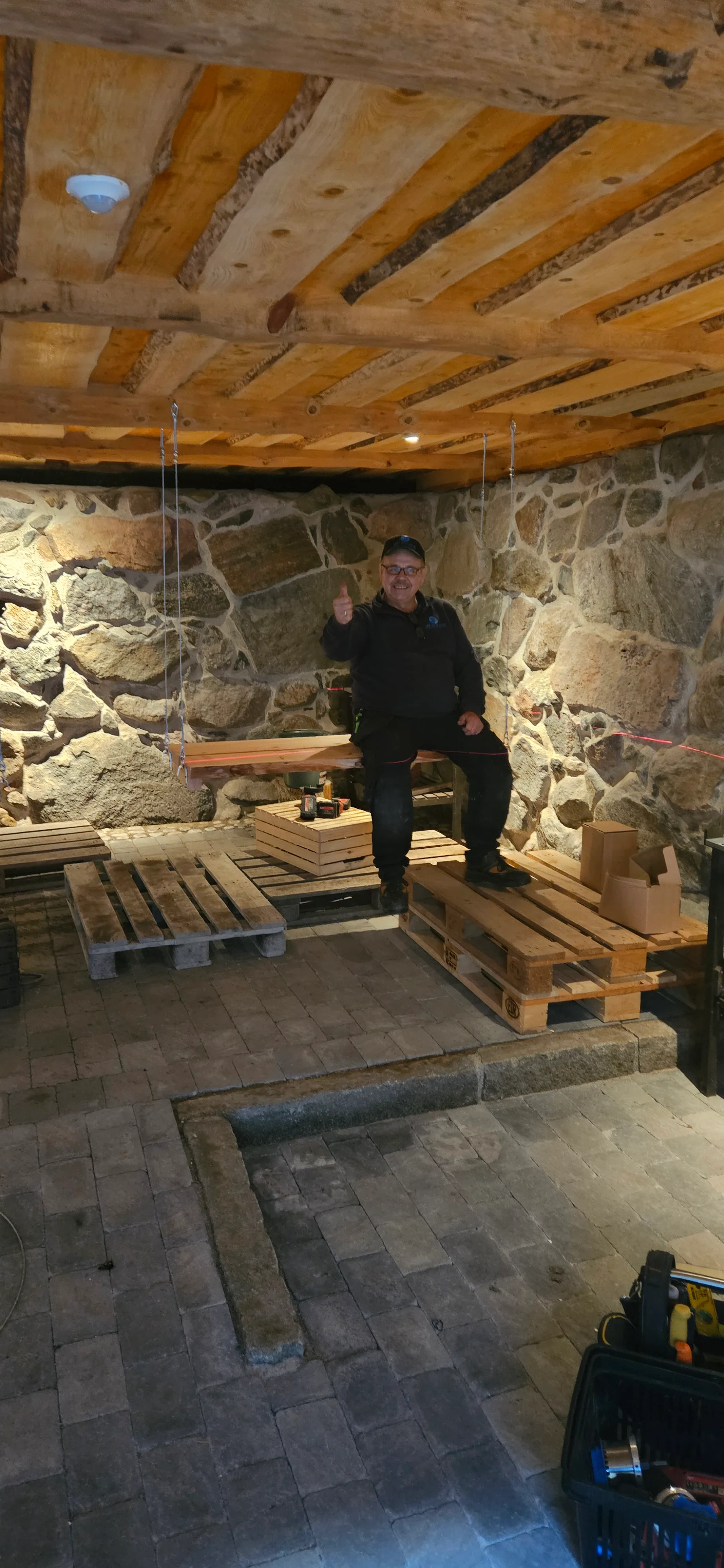Källarrenovering med exponerade träbjälkar
