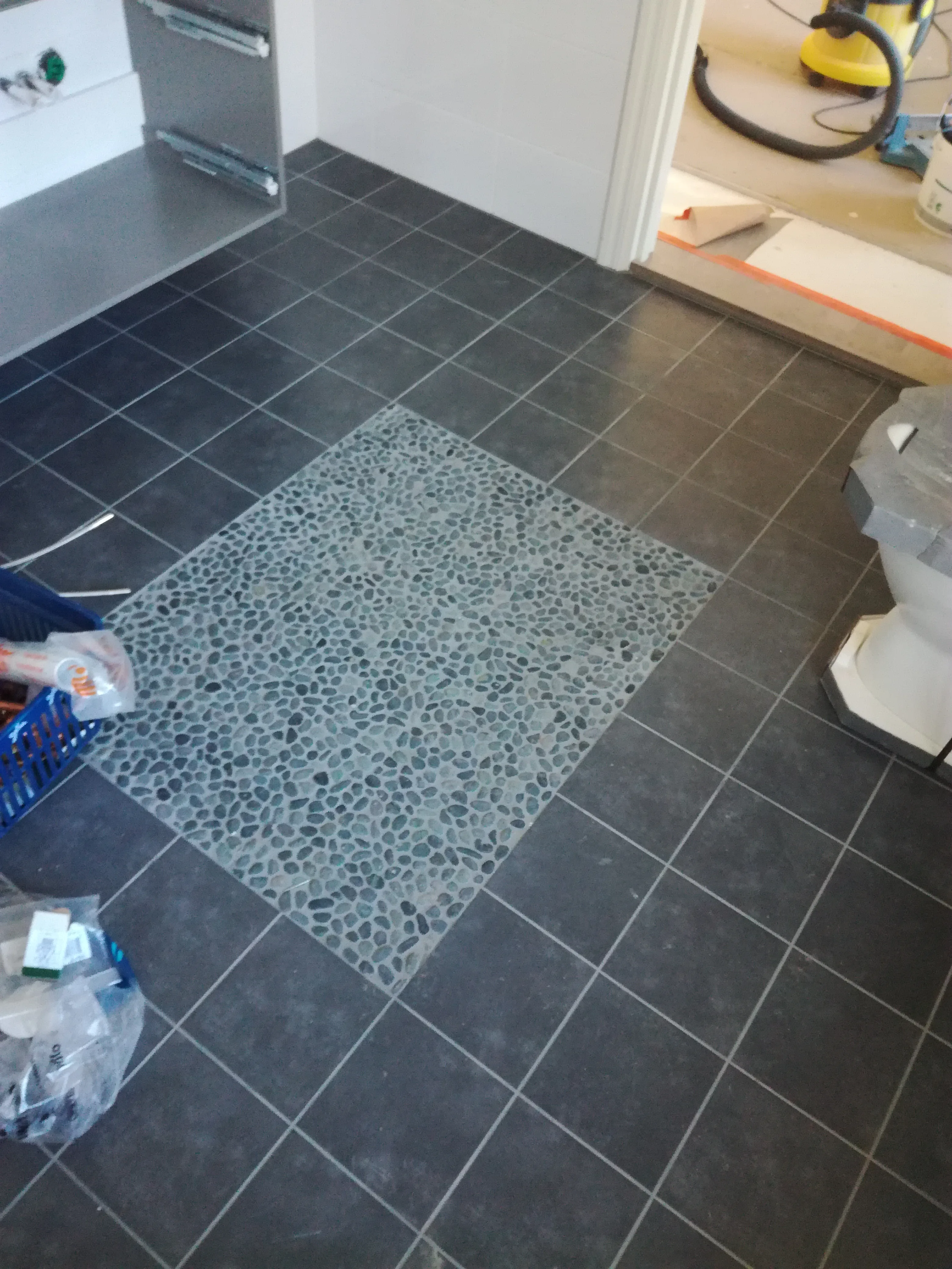 Badrumsgolv under renovering med nya kakel