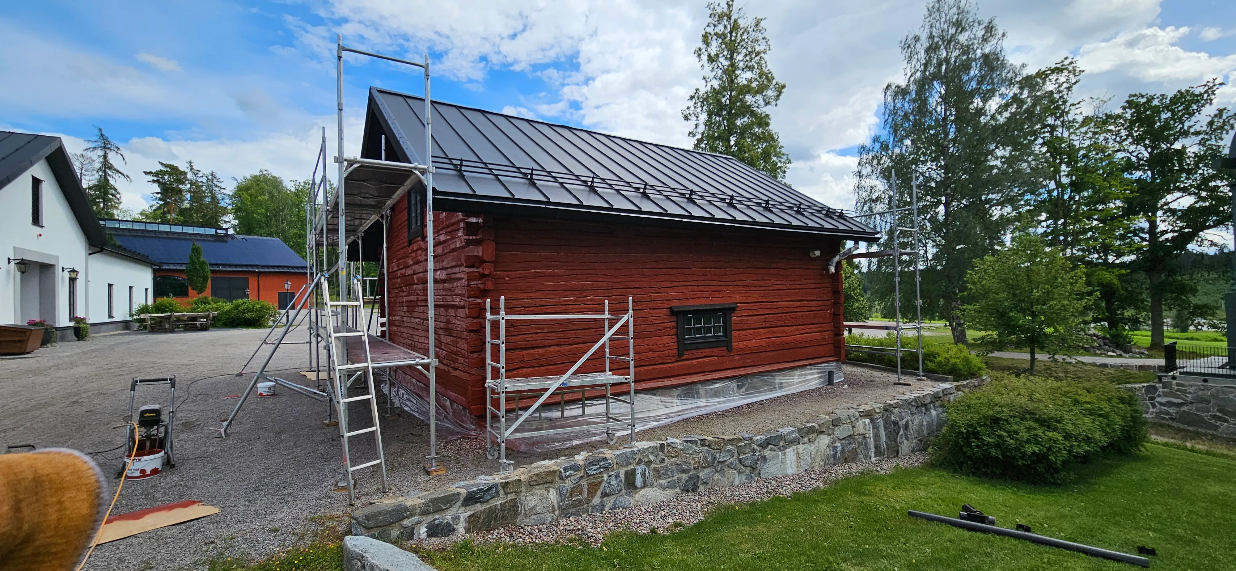 Röd trähus under omfattande renovering