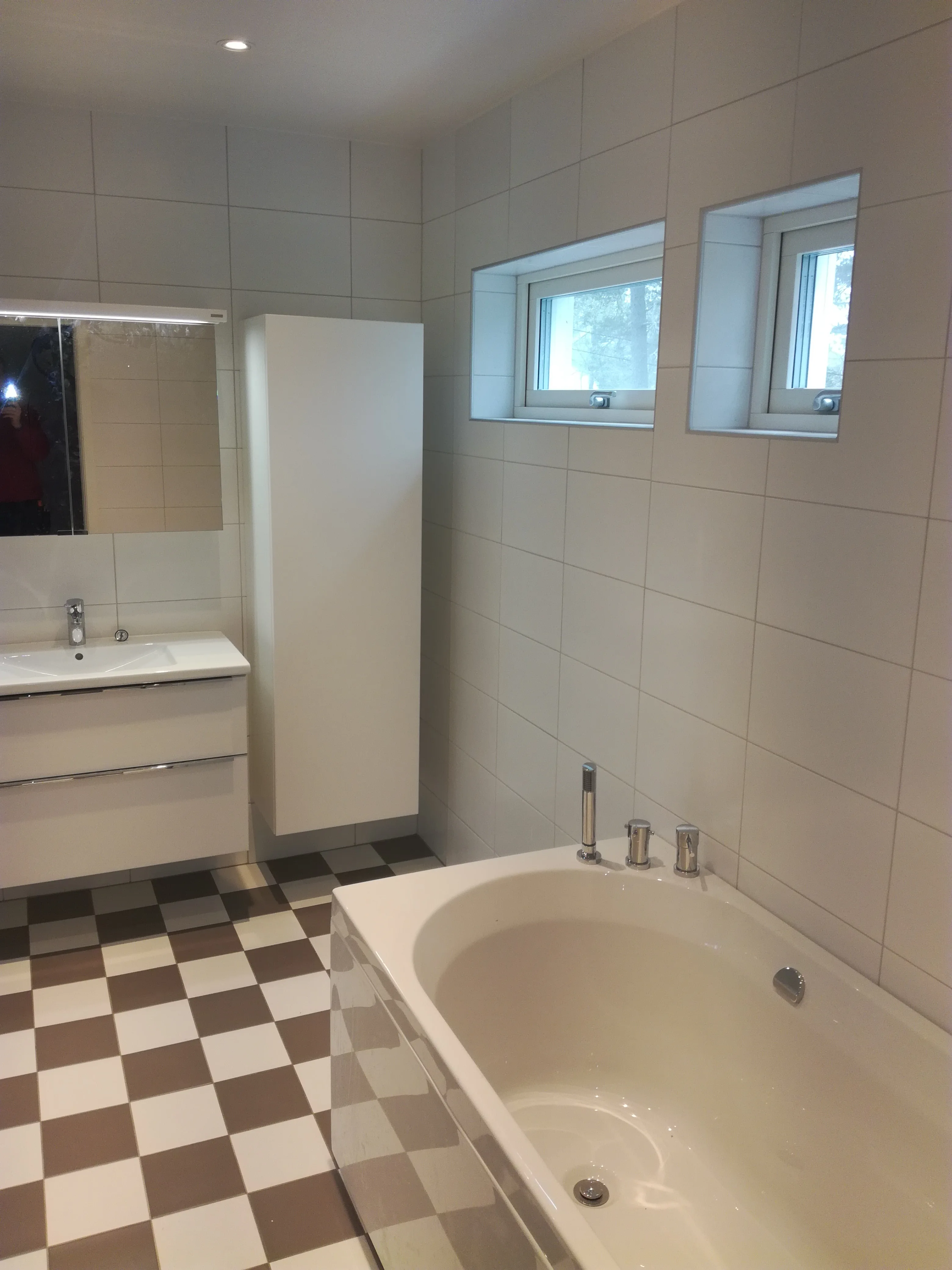Ljust, funktionellt badrum med moderna detaljer