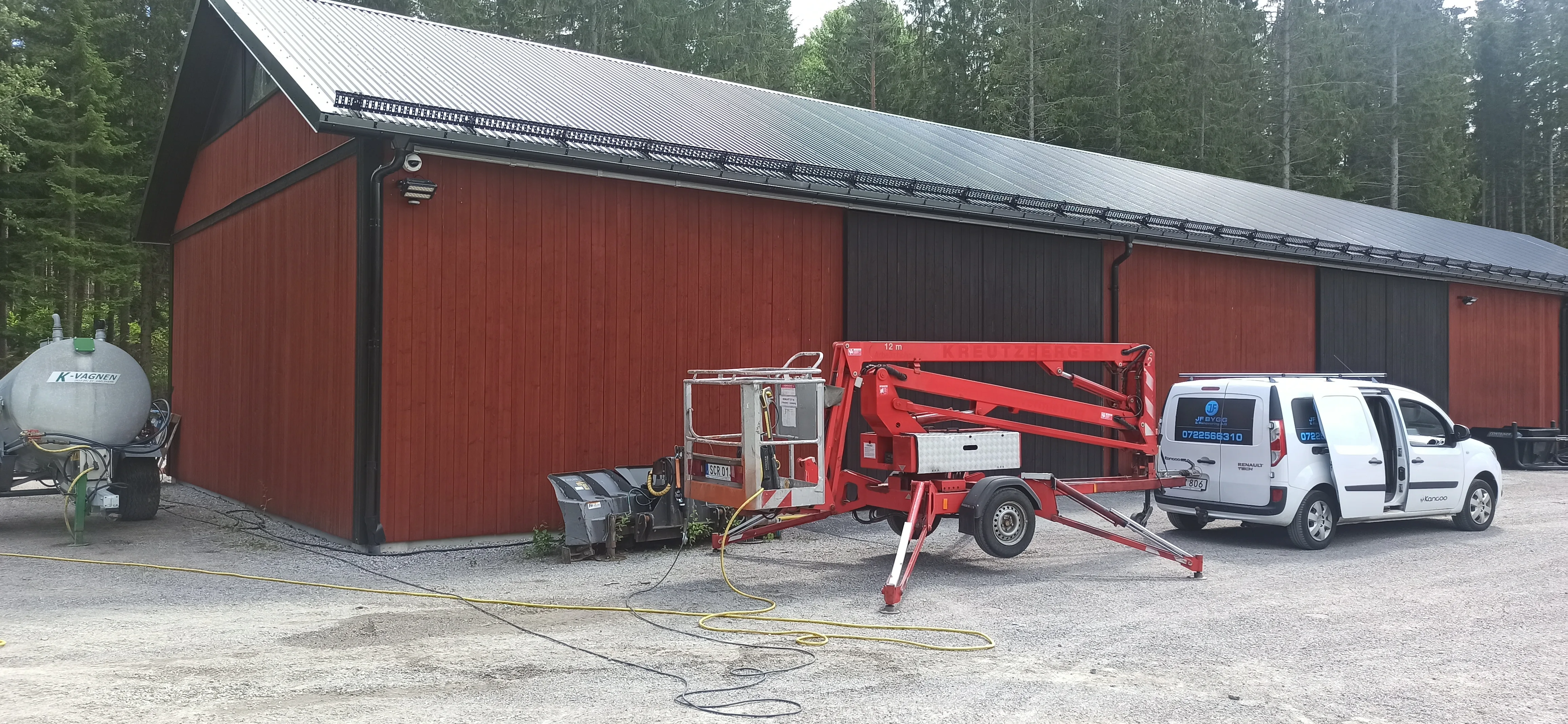 Röd industribyggnad under renovering