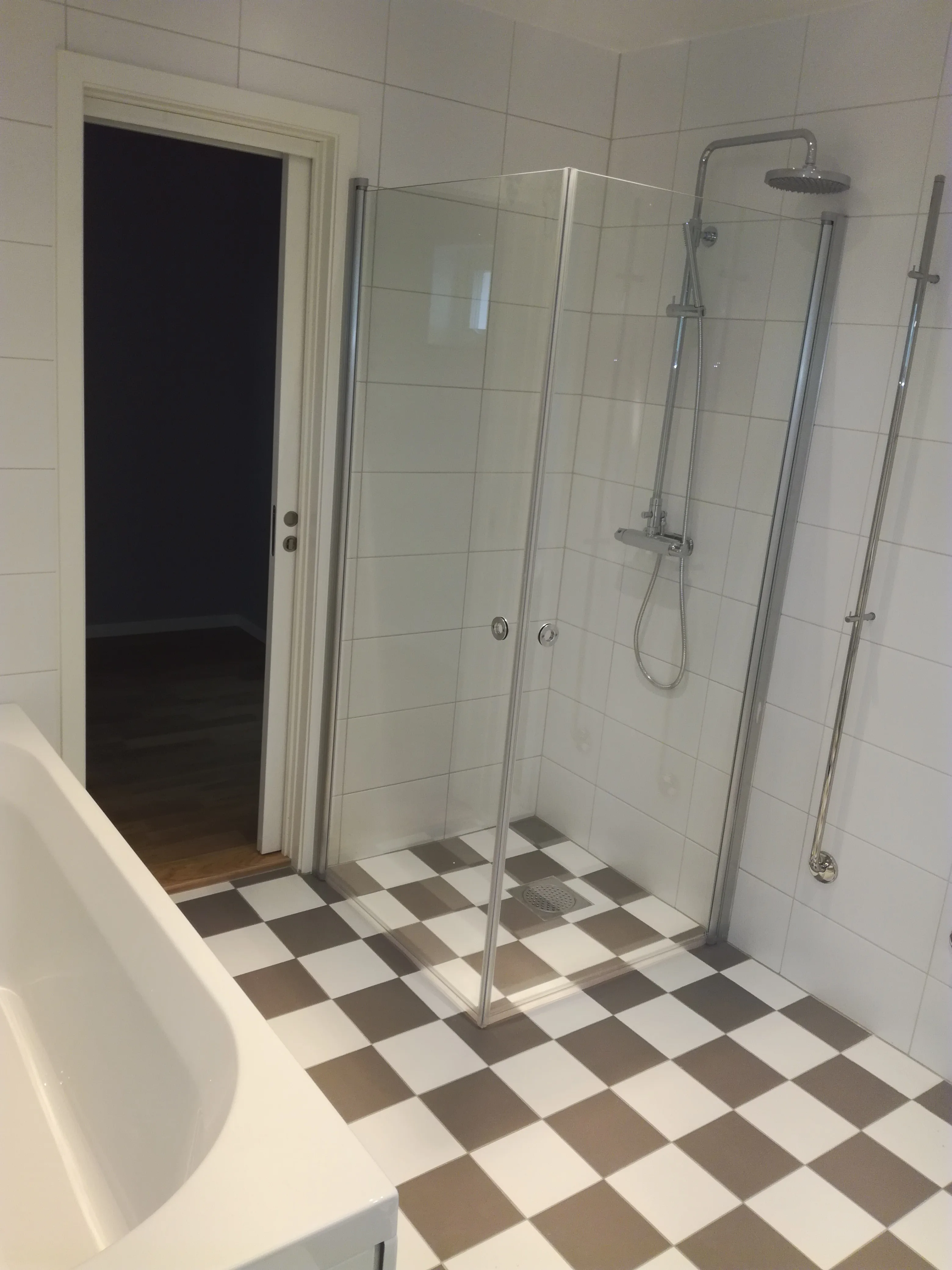 Renoverat badrum med glas duschkabin