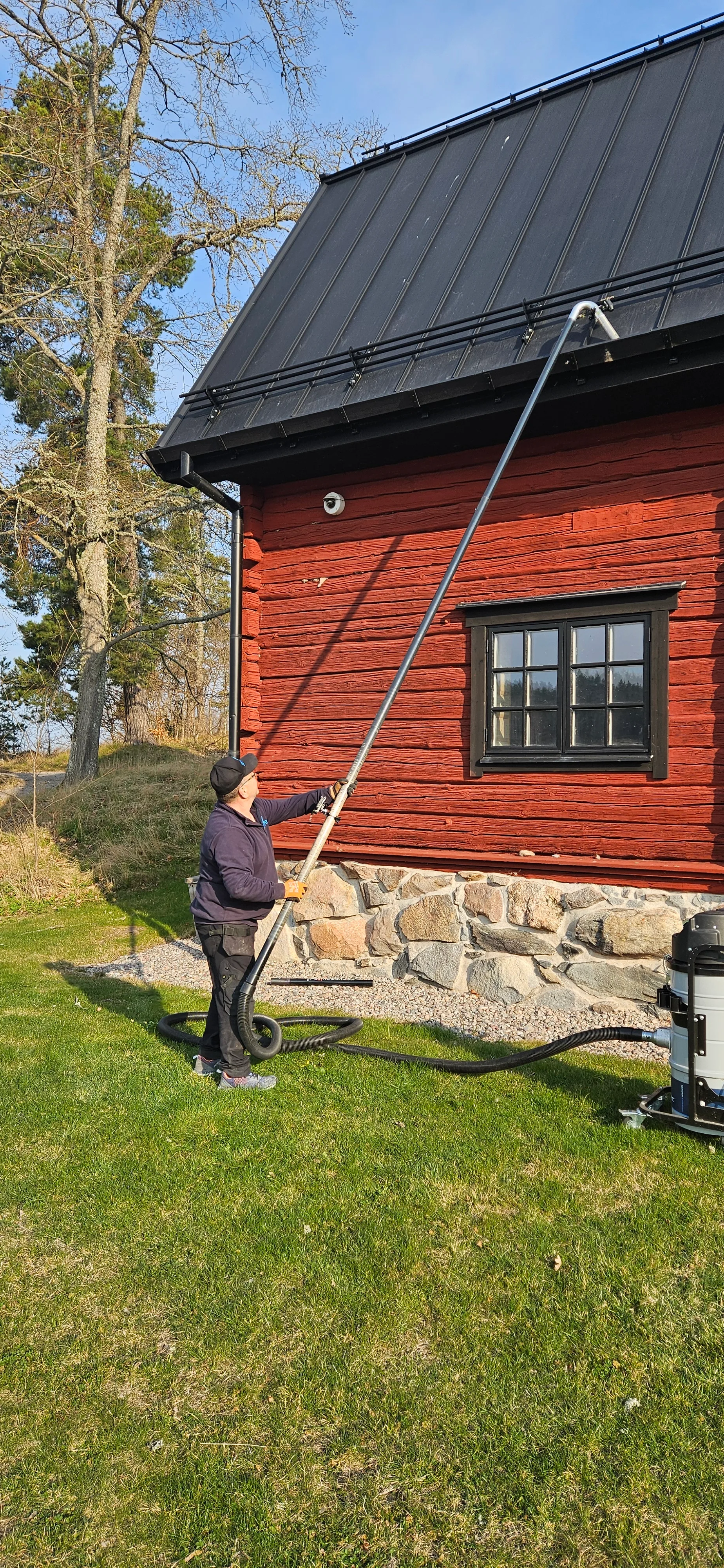 Fasadrengöring av röd trähus