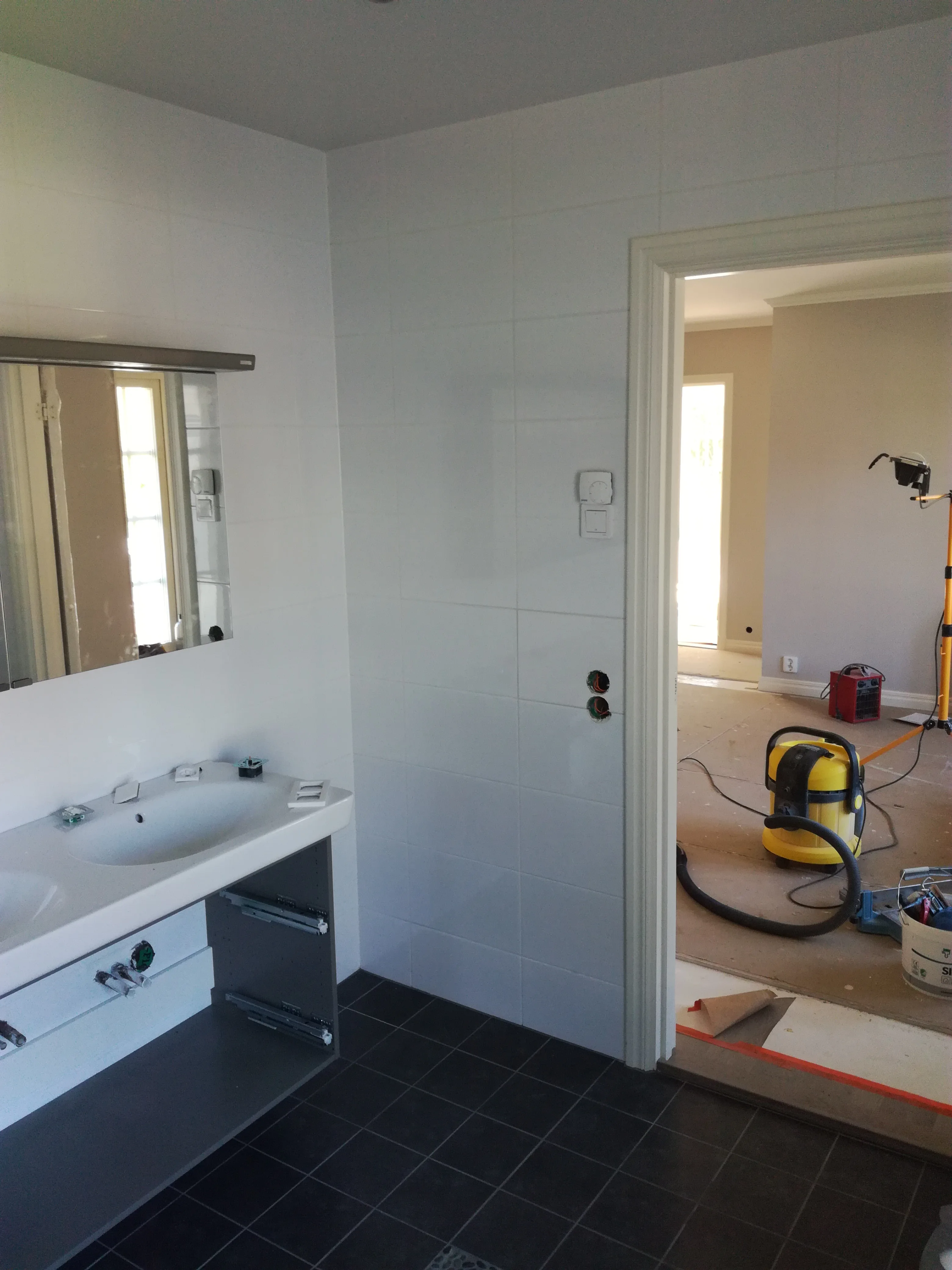 Badrum under renovering med nytt handfat