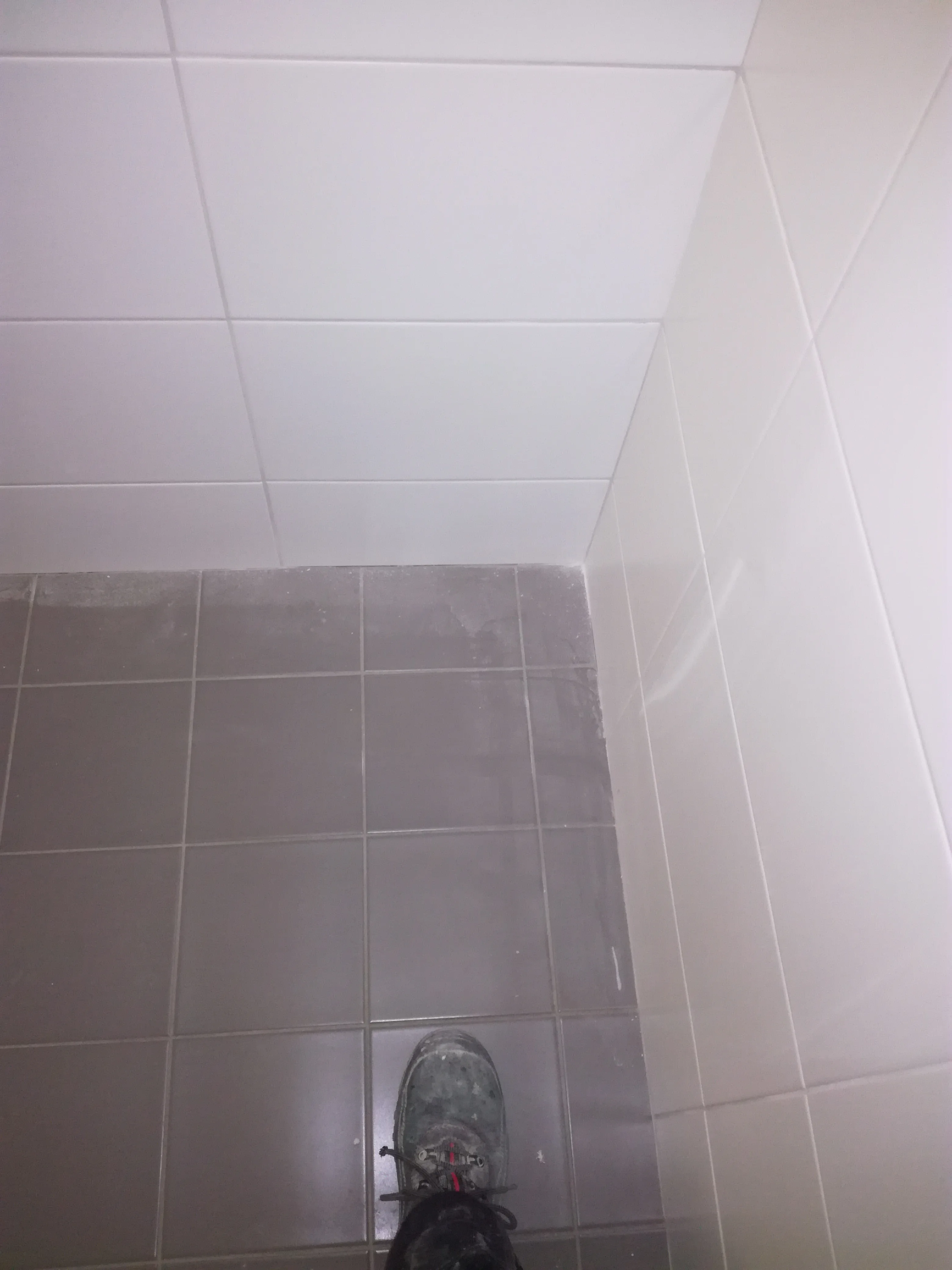 Badrum under renovering med moderna plattor