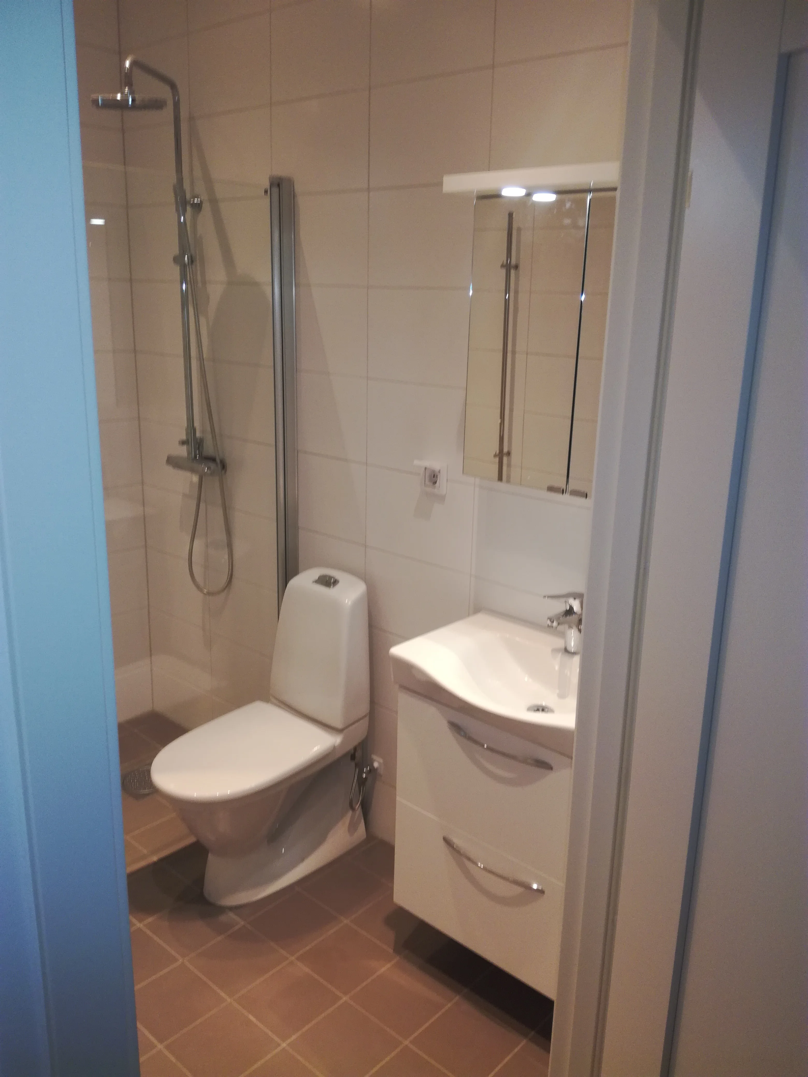Modernt renoverat badrum med dusch och handfat