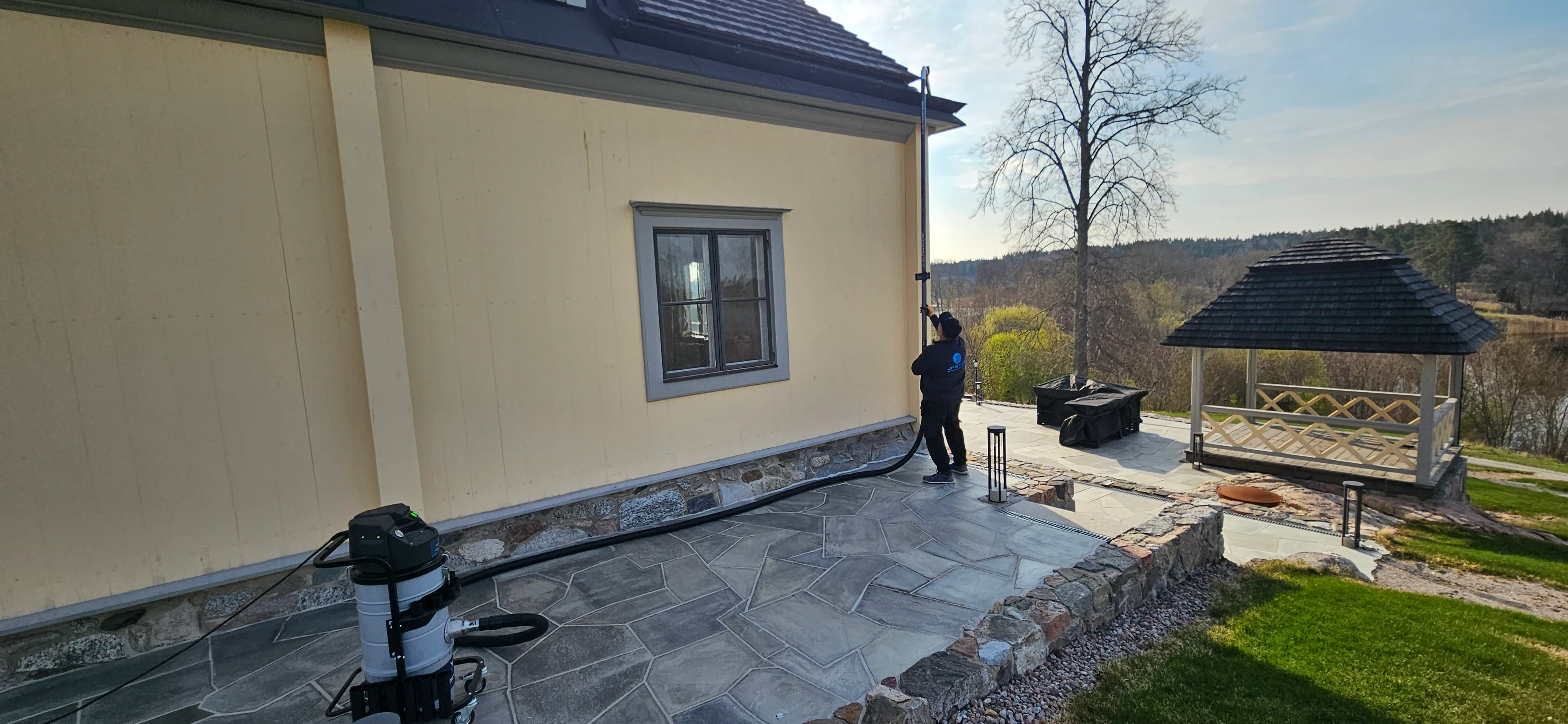 Renoverad fasad med ny terrass
