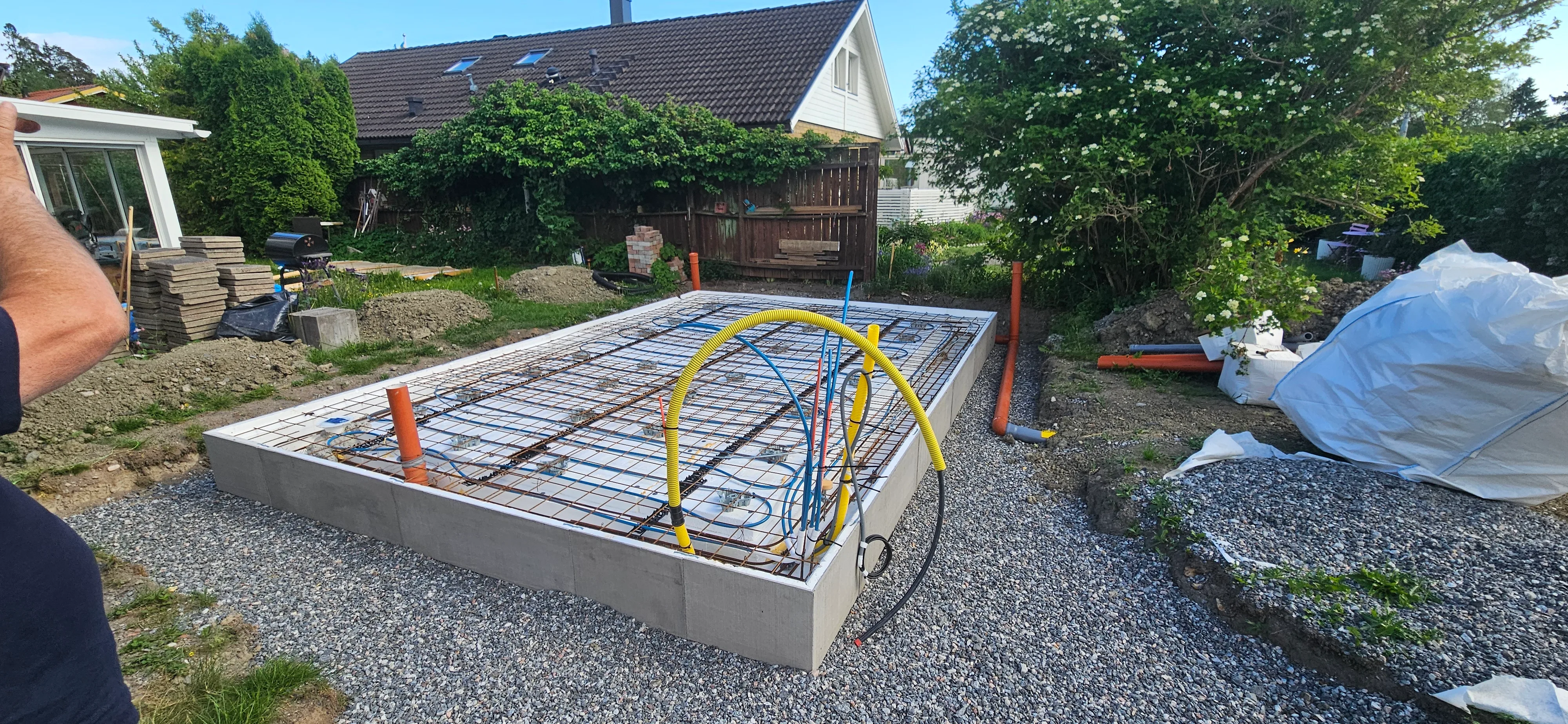 Betongfundament under konstruktion med armering