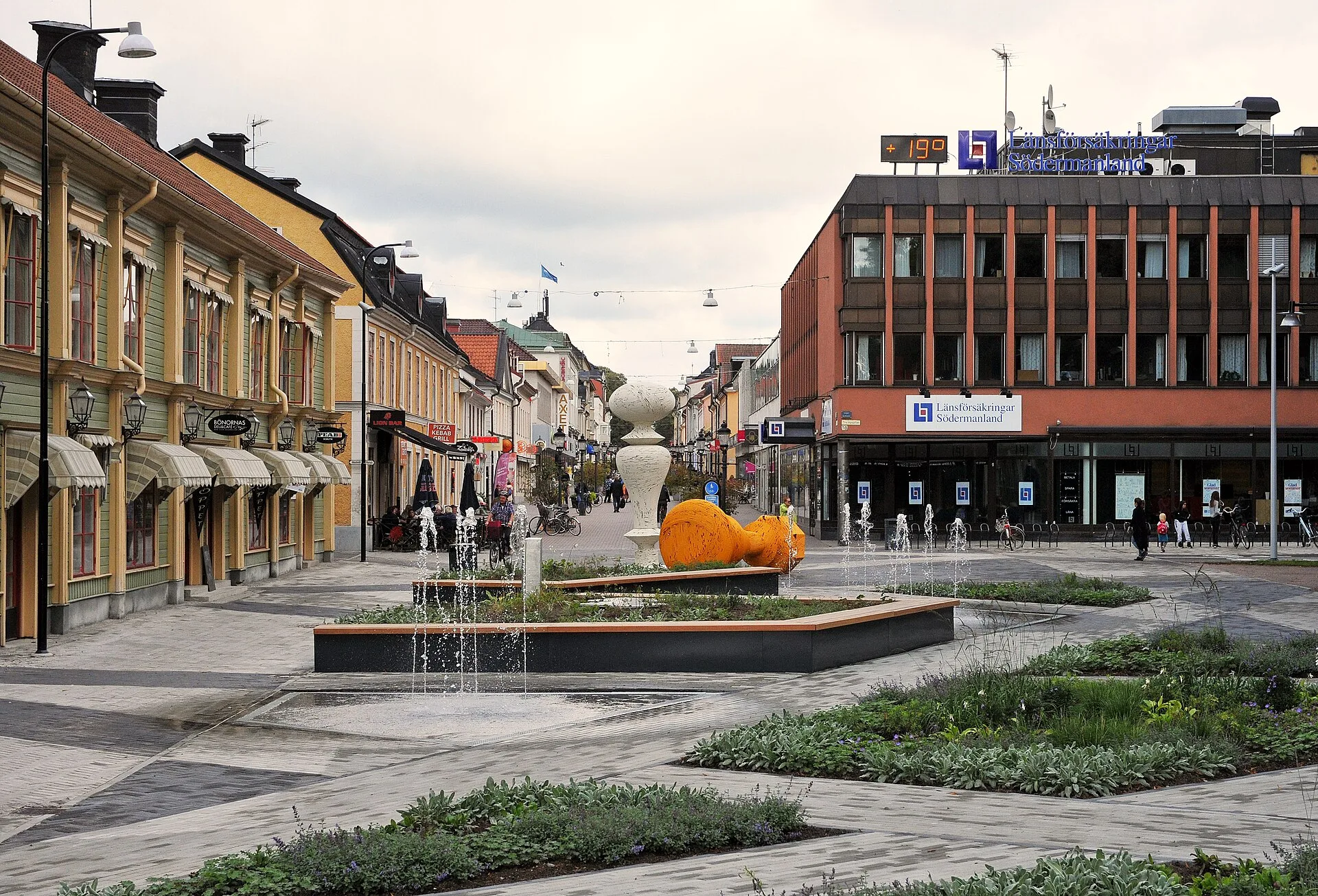 Nyköping - Nya Teatertorget i Nyköping med skulpturen Tillsammans av Tapio Haapala.
