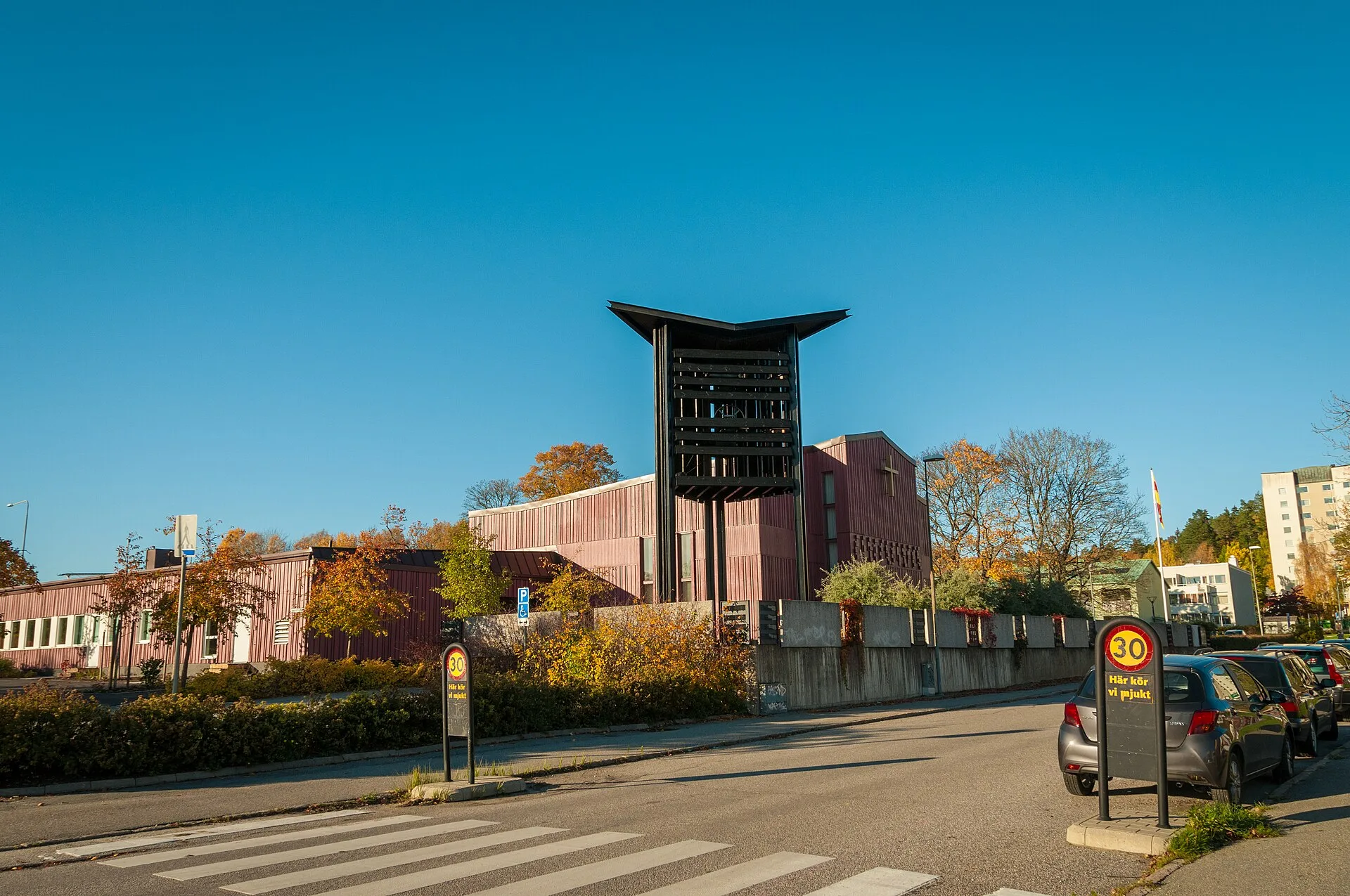 Tumba - Tumba kyrka och dess kyrktorn hösten 2017
