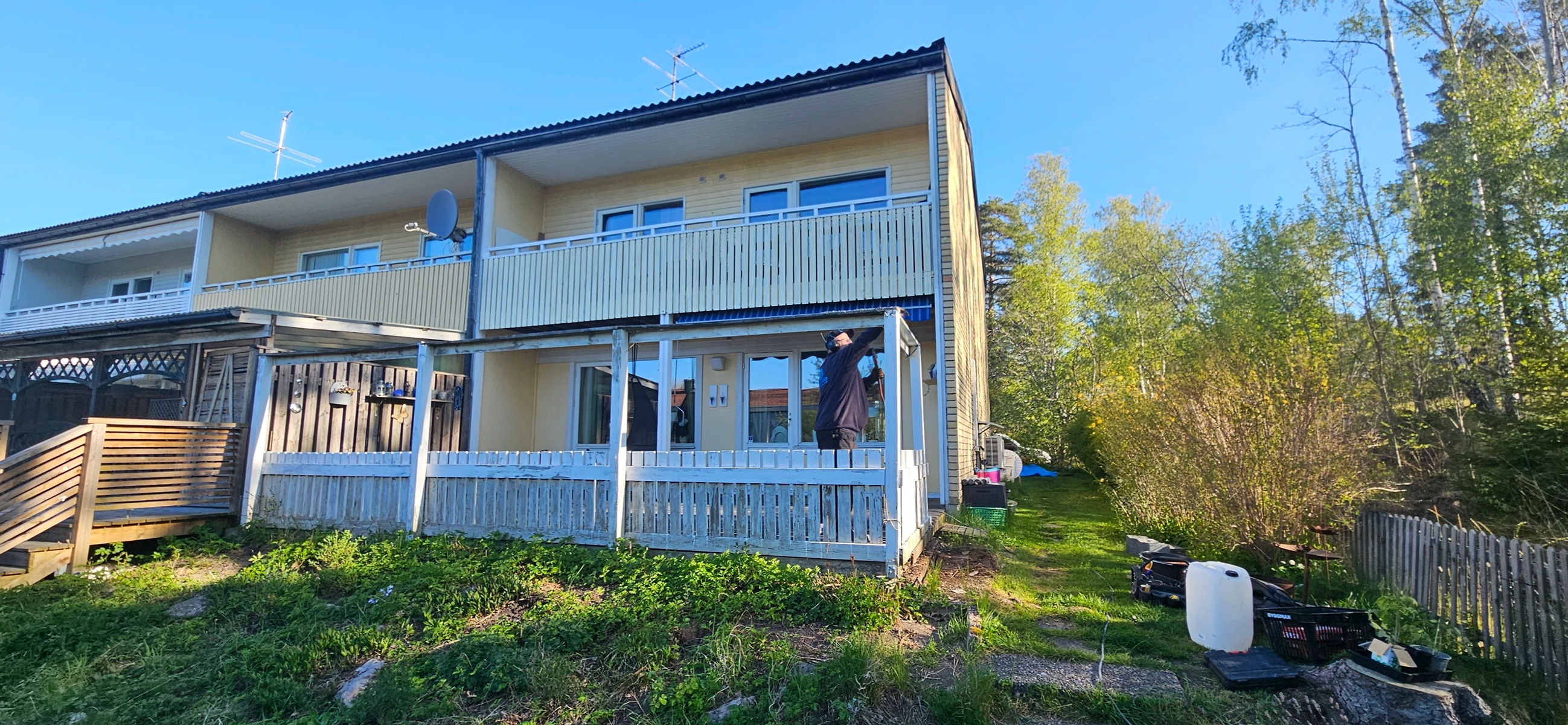 Husrenovering med fokus på fasadarbete och trädäck vid en villa