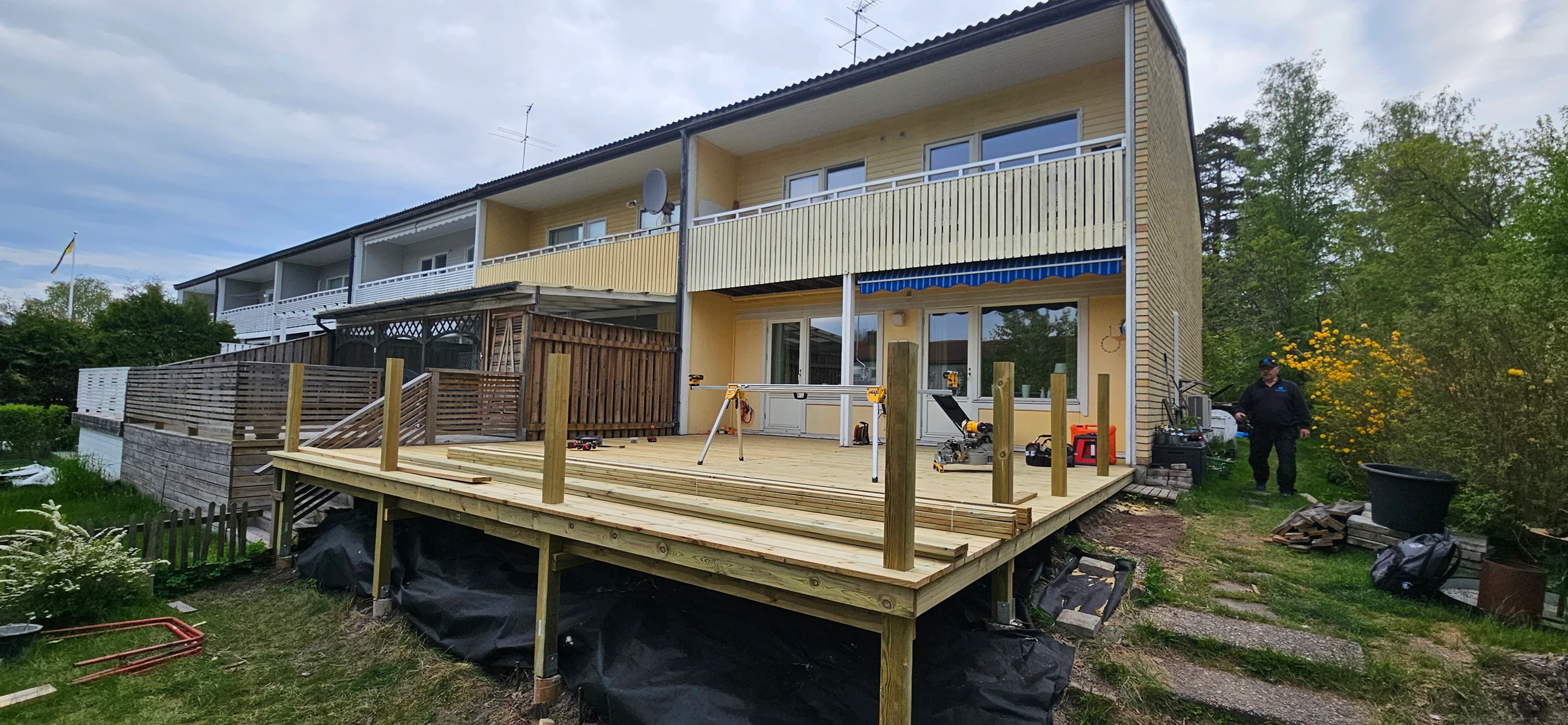 Nybyggd altan med trädäck och verktyg på plats för altanbygge