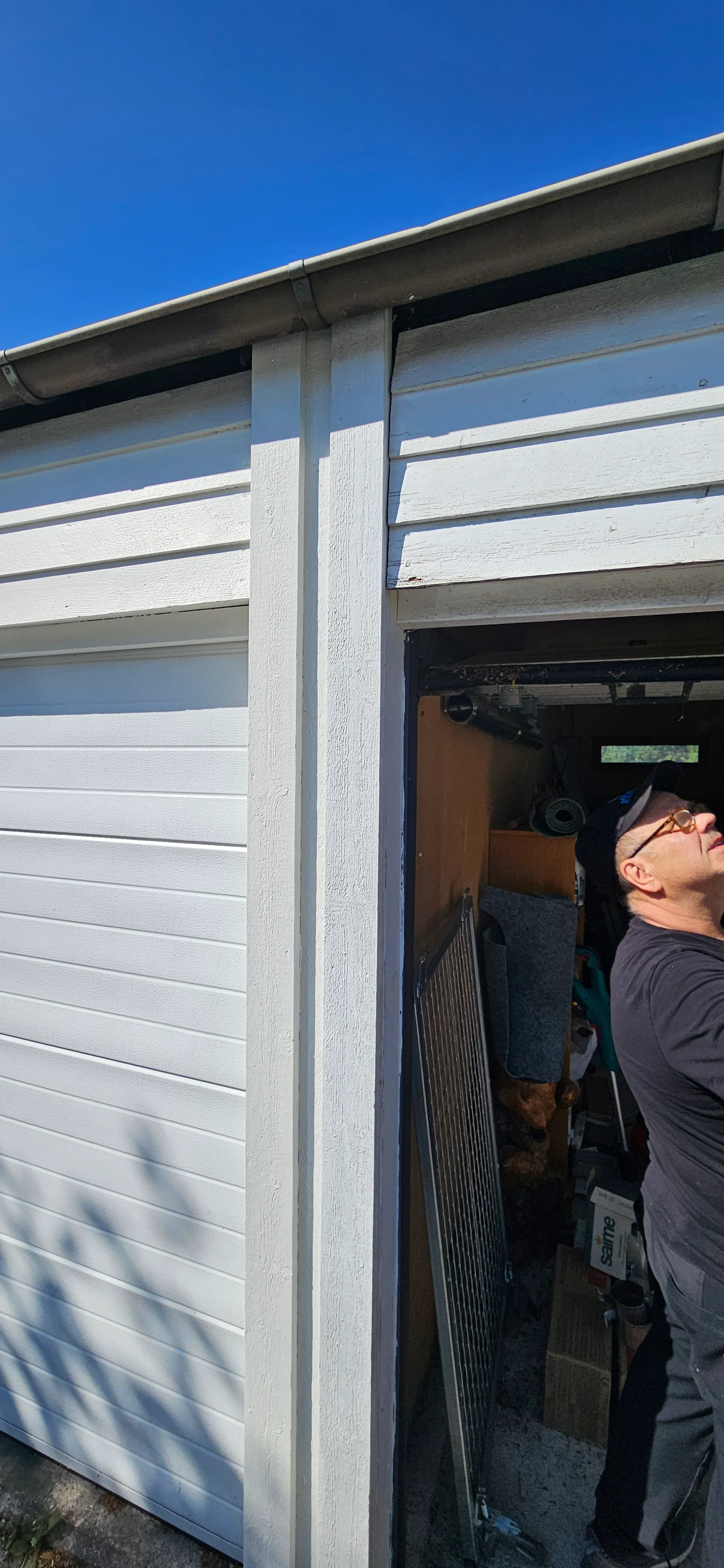 Renovering av garage med fokusering på tak och väggar