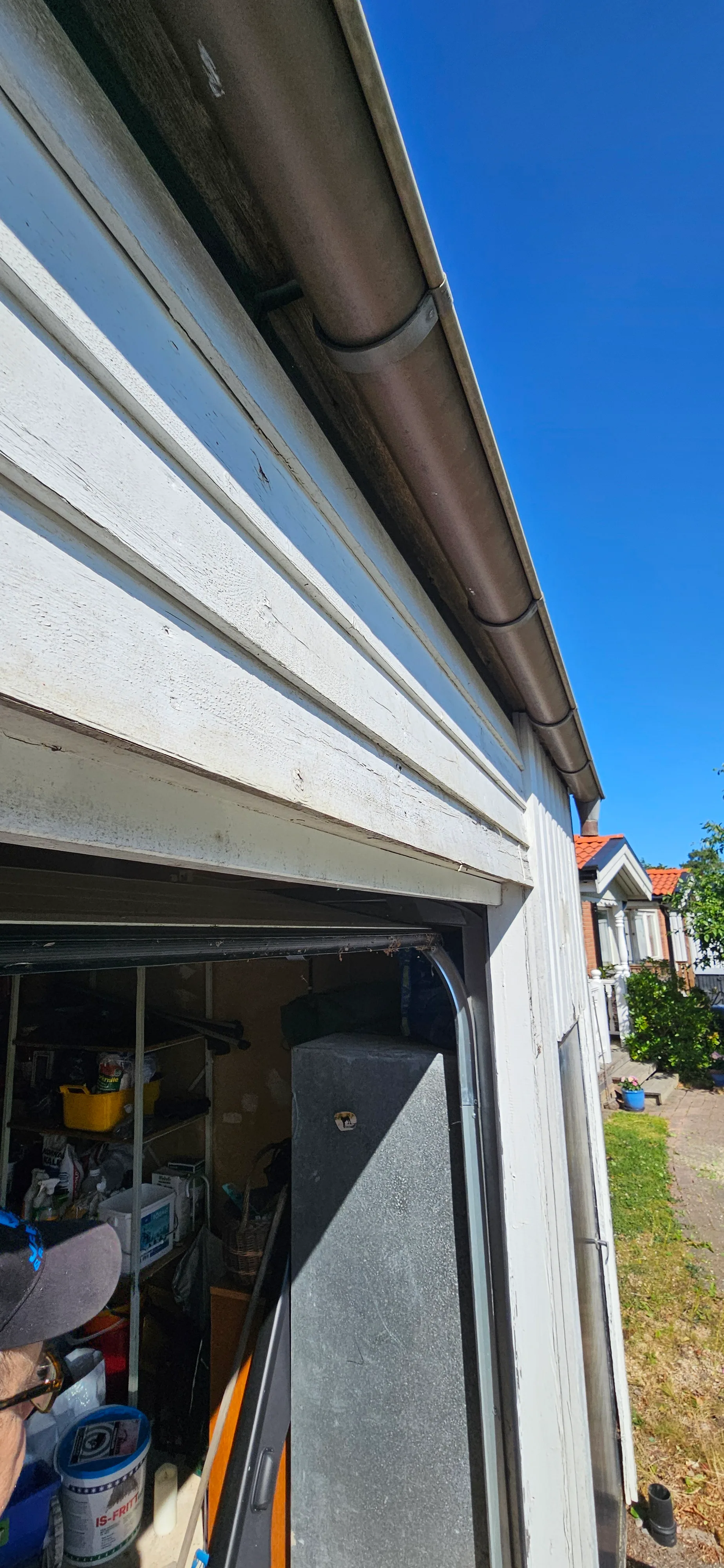 Utsikt över byggnadsarbete med takmontering och fasadrenovering i dagsljus