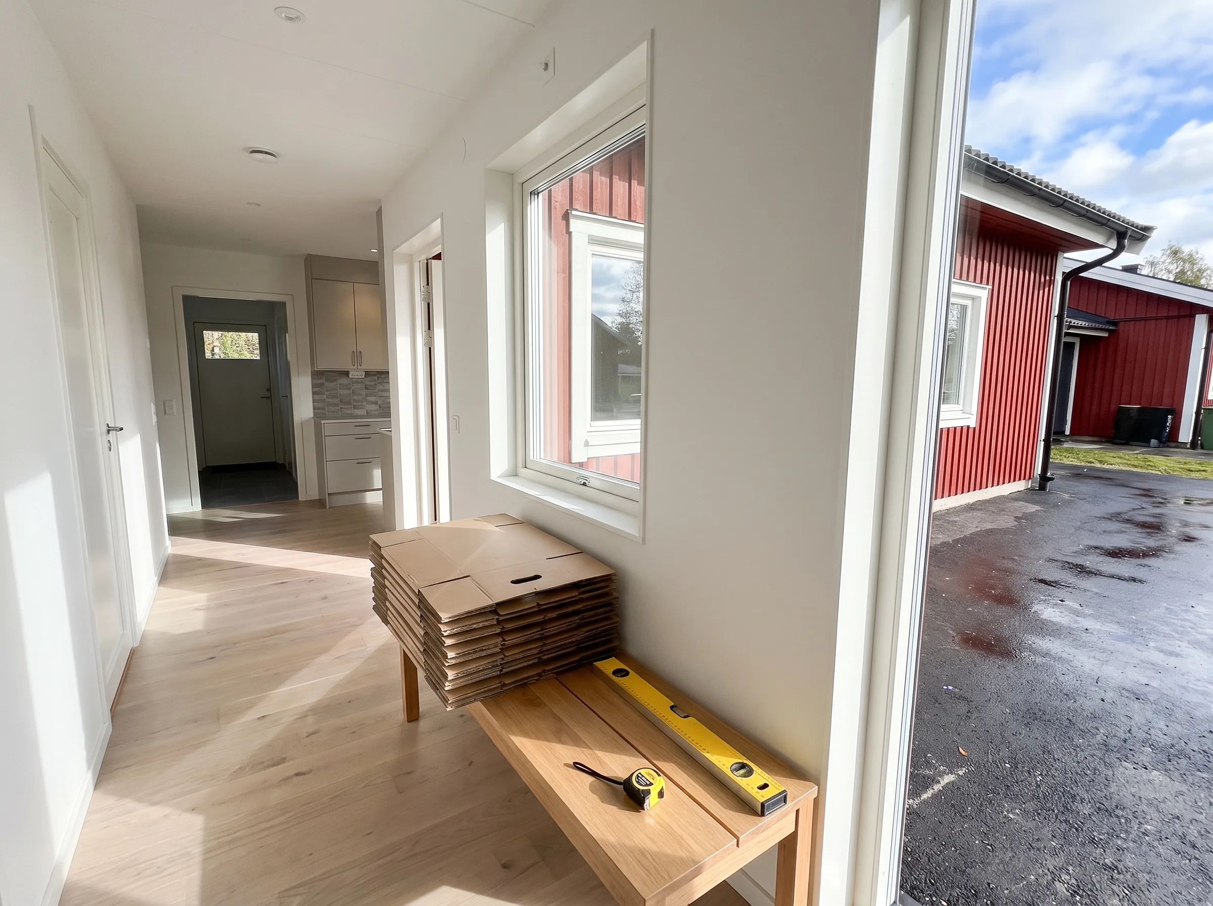 Ljust och öppet hallutrymme med staplade kartonger och byggmaterial