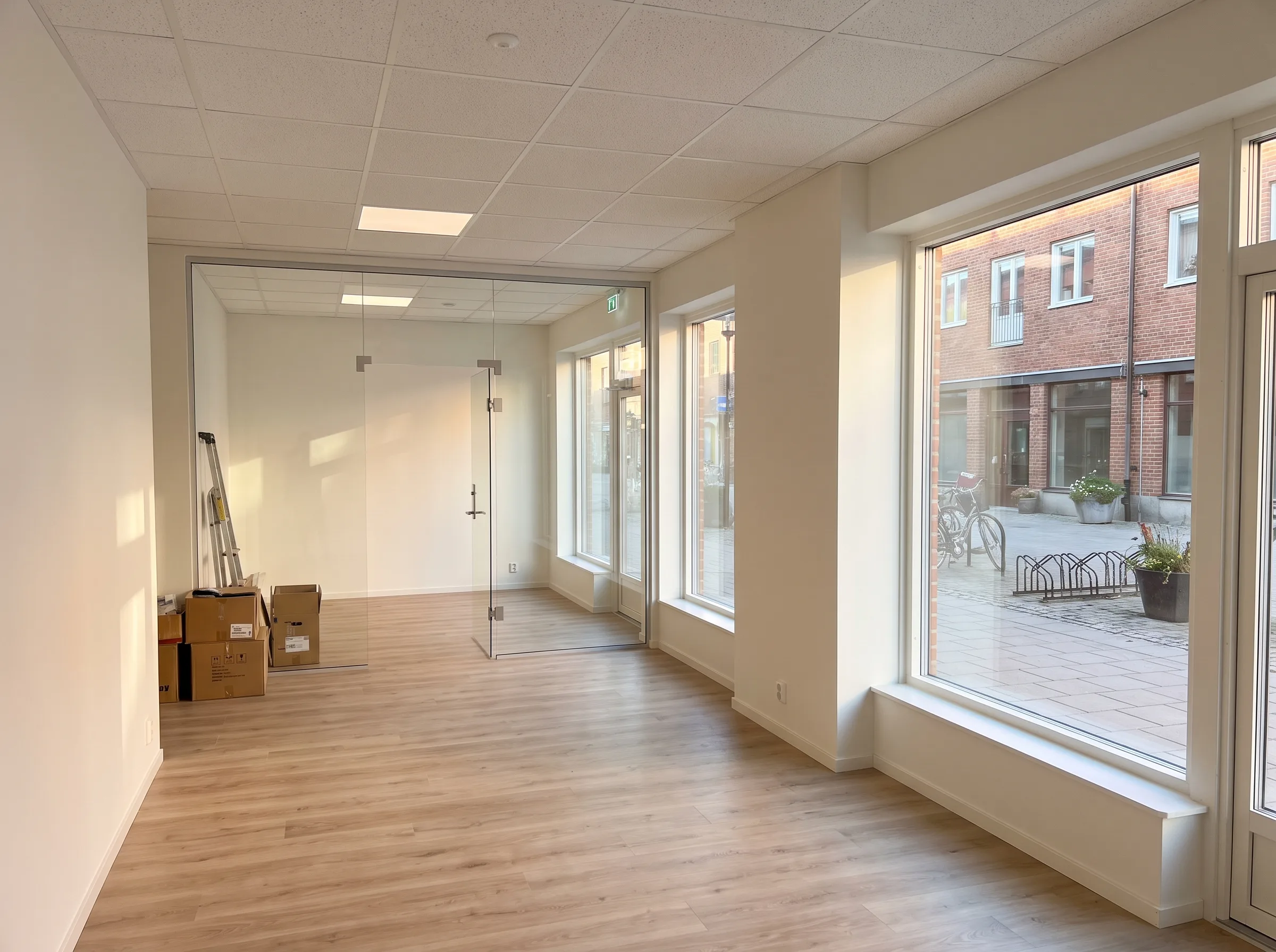 Renoverad lokal med stora fönster och ljusa väggar färdigt för lokalanpassning