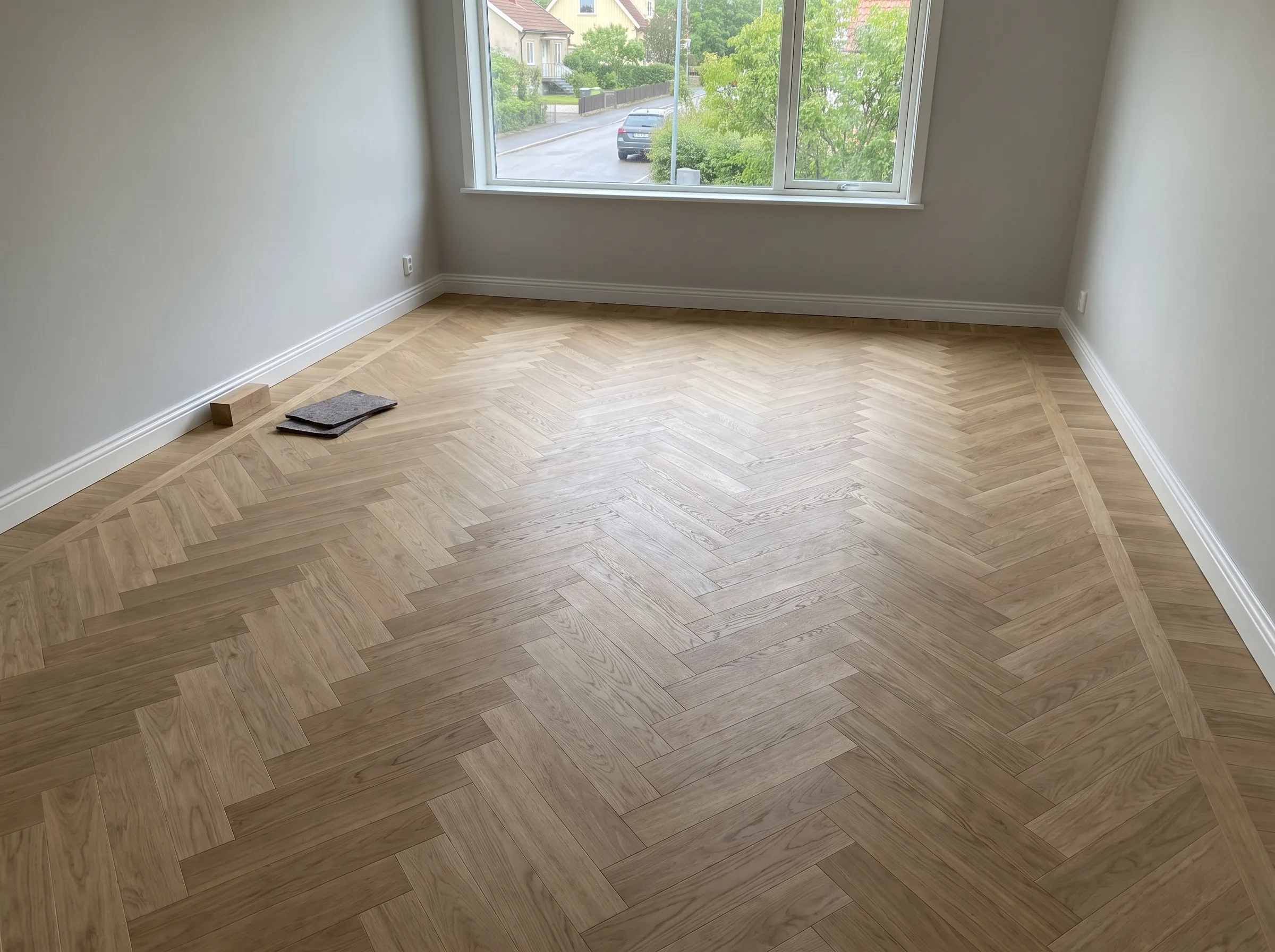 Nyinstallerat parkettgolv i rum med naturligt ljusinsläpp