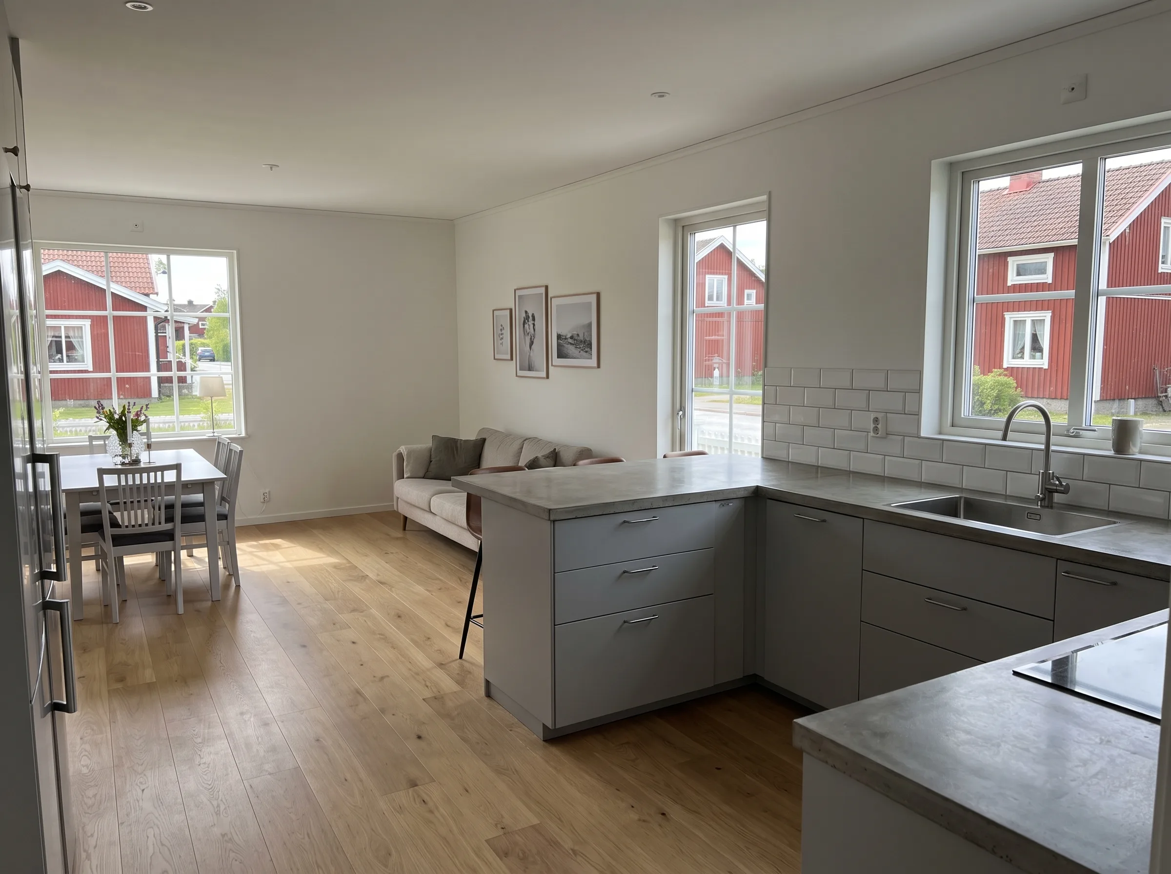Modernt kök med öppen planlösning och trämöbler