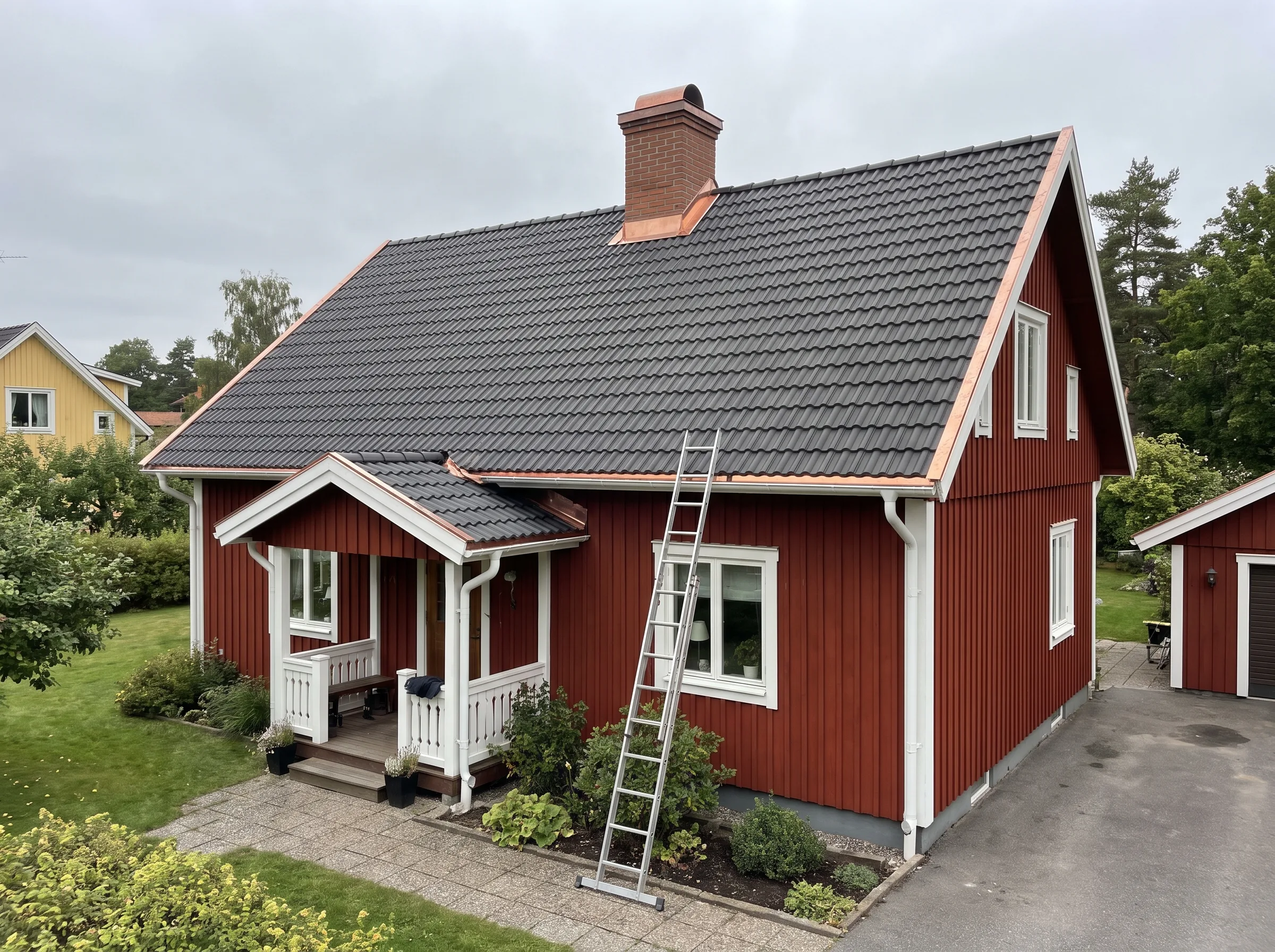 Husrenovering med rött hus, nytt tak och trappa, omgiven av grönska