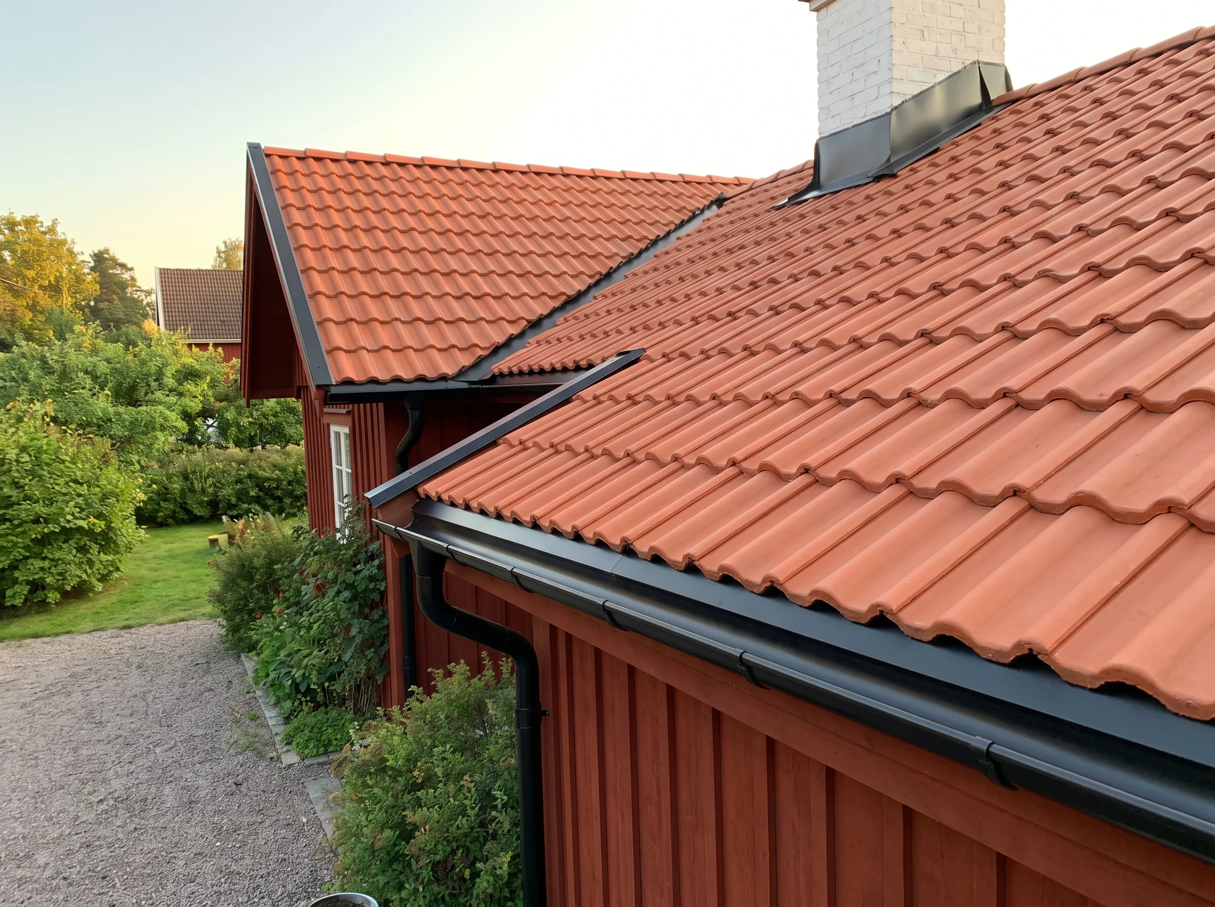 Takrenovering av ett hus med röd takpapp och träfasad