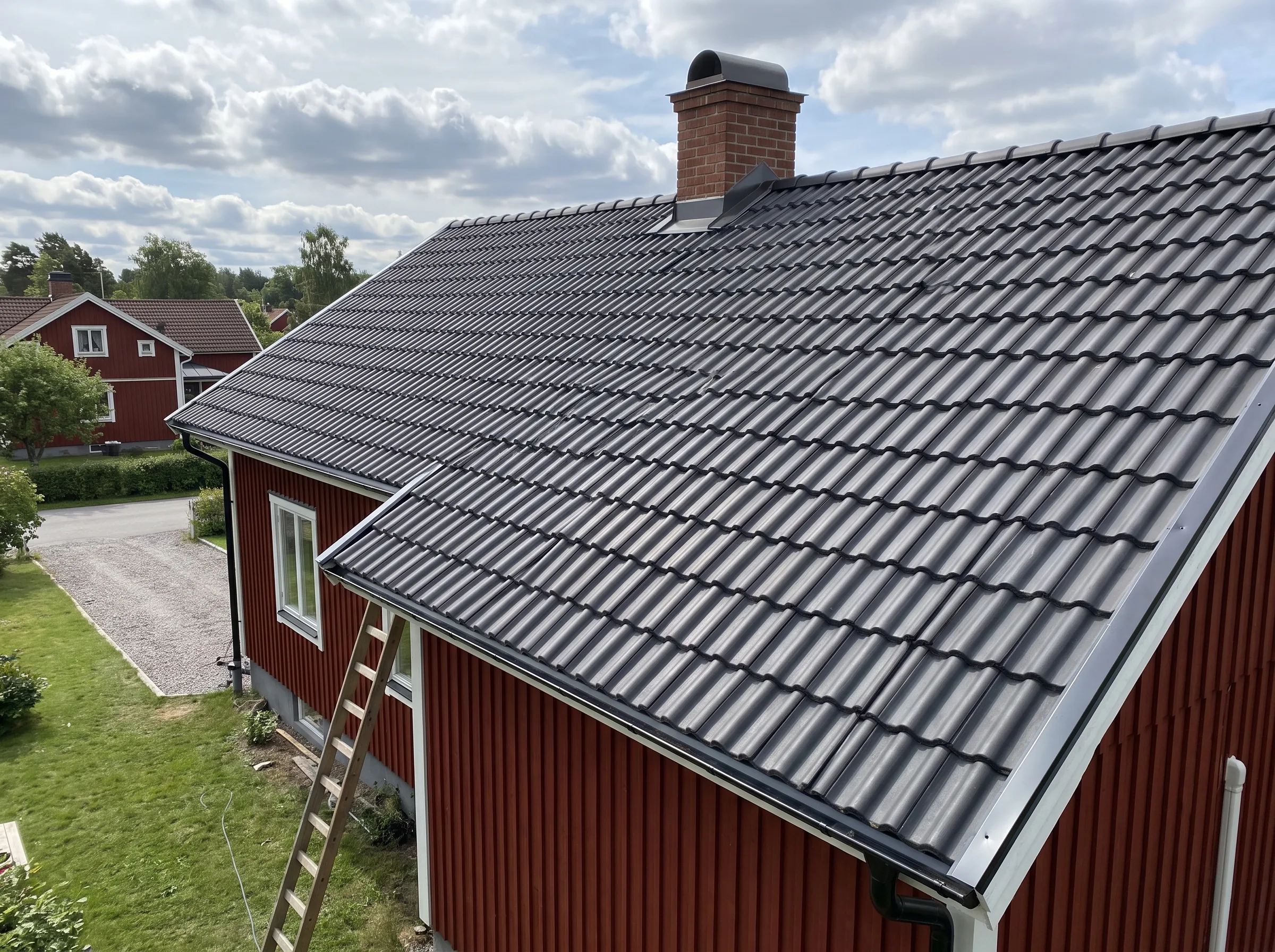 Takbyte av tak med nya plattor på en röd villa i ett bostadsområde