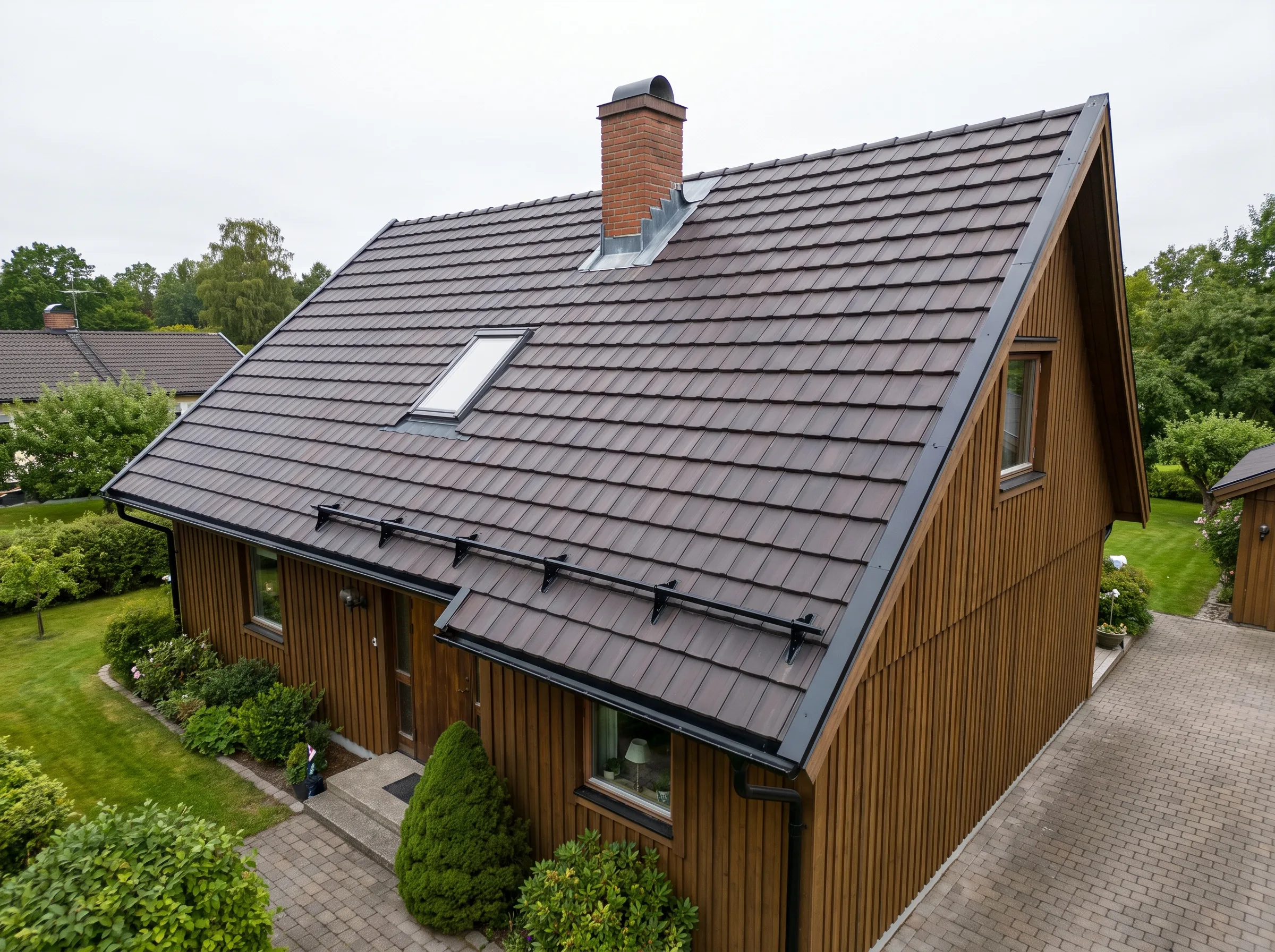 Takrenovering av ett hus med ny takbeläggning och grönskande omgivning