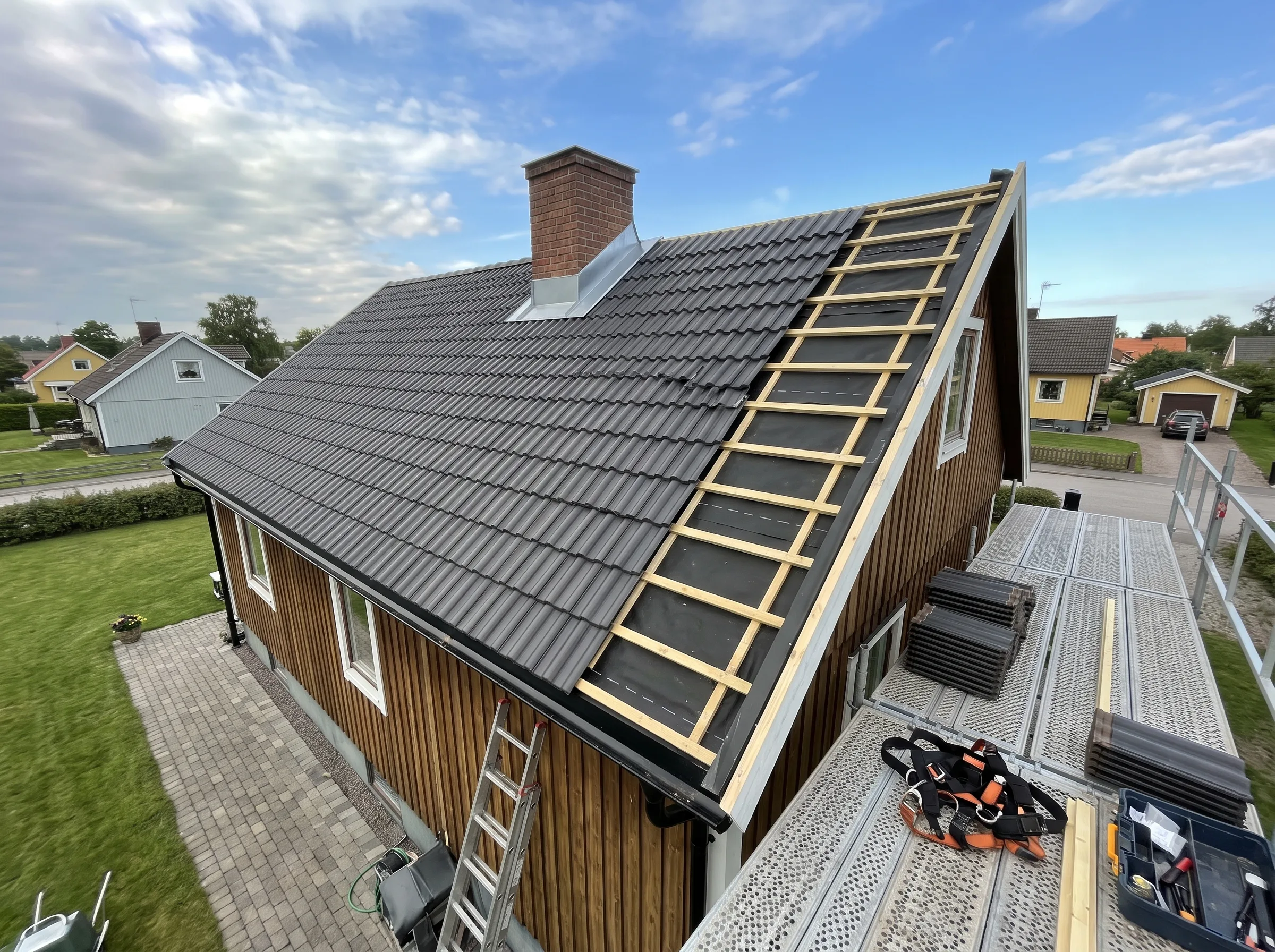 Takrenovering av ett hus med nytt tak och träpanel