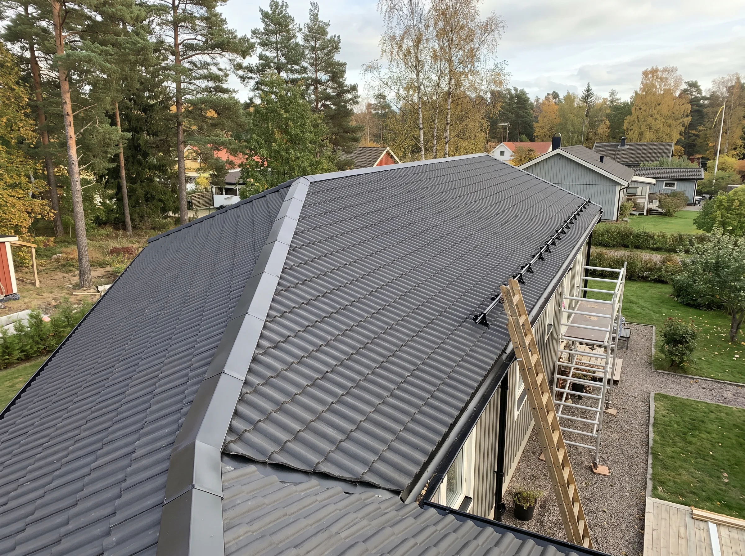 Nytt tak av plåt installerat på en villa med omgivande grönområde