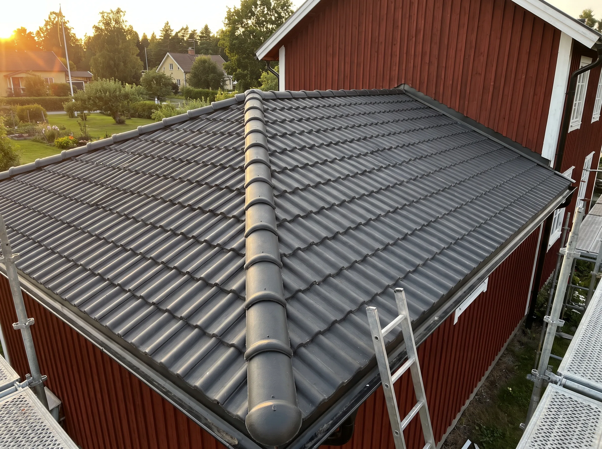 Nytt tak av hög kvalitet på röd stuga, visar takläggningstjänst