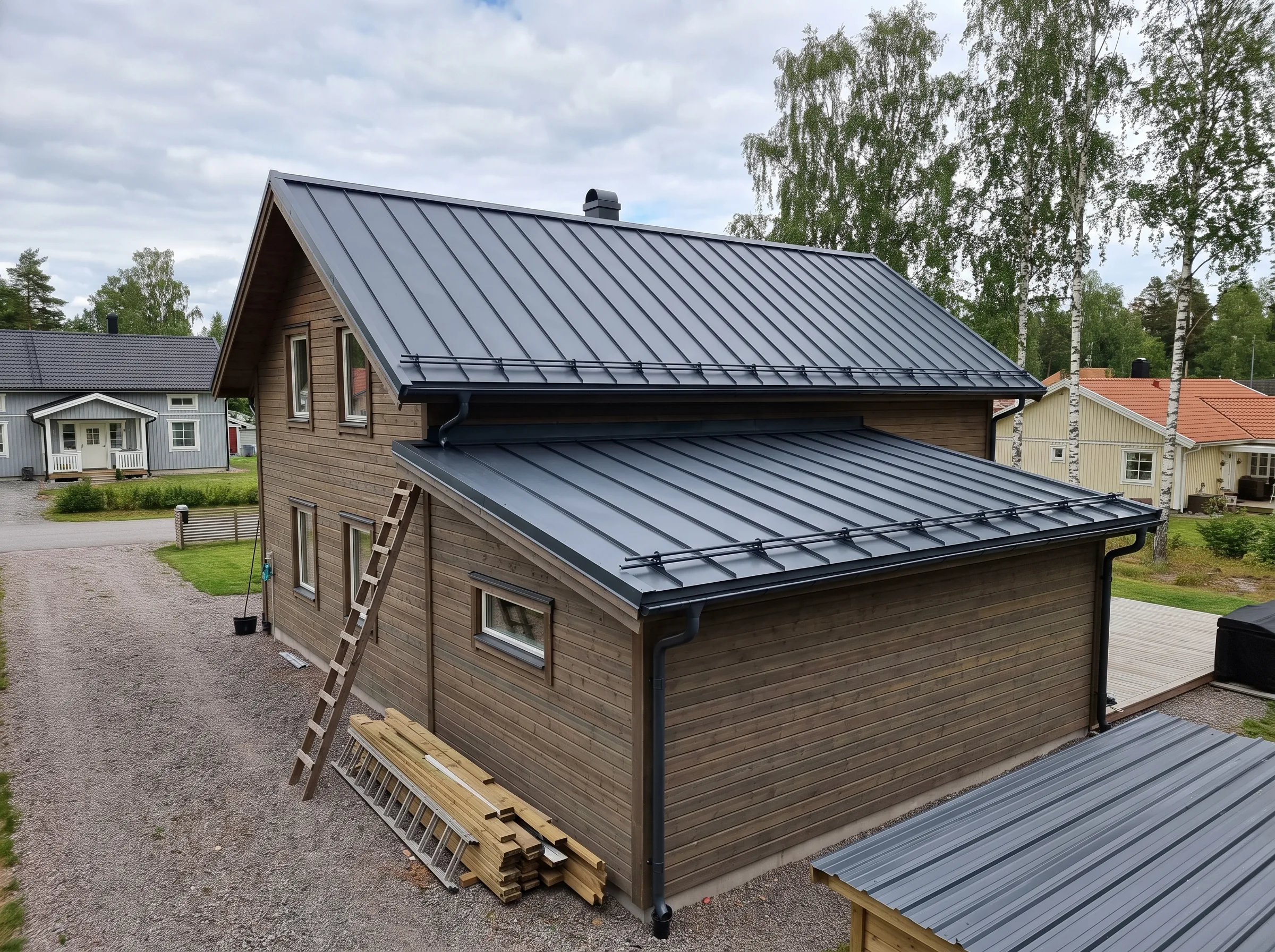 Husrenovering med ny takläggning och träfasad i naturskön miljö