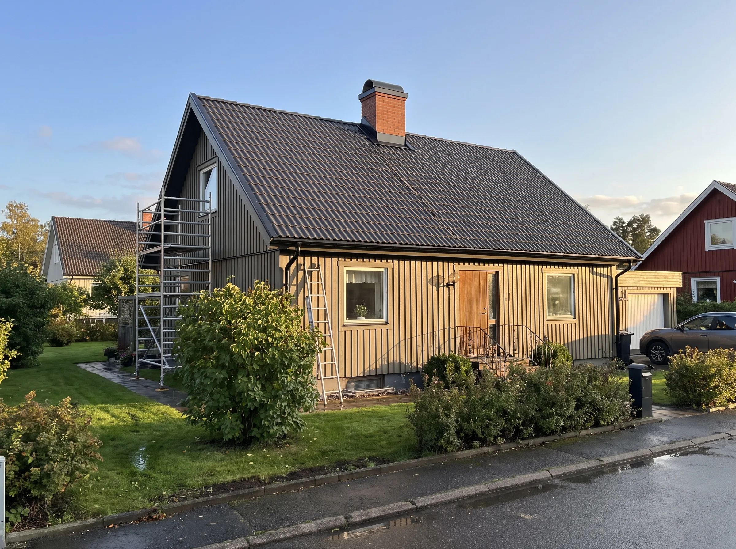 Husrenovering på ett enplanshus med nymålat fasad och takrenovering