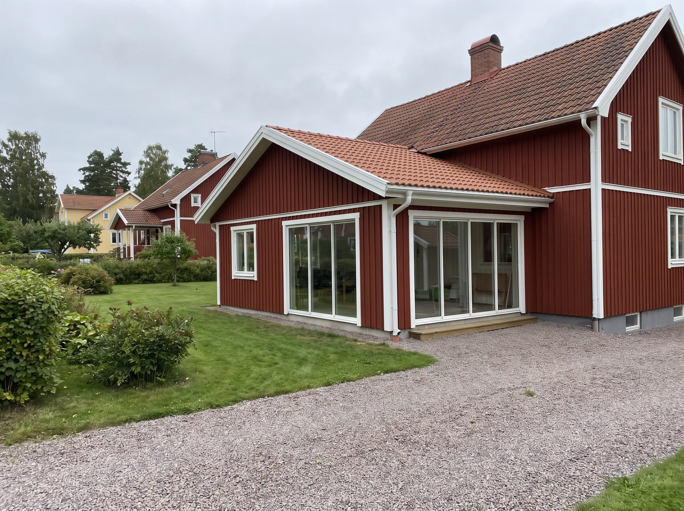 Husrenovering med ny altan och stora fönster i en röd stuga