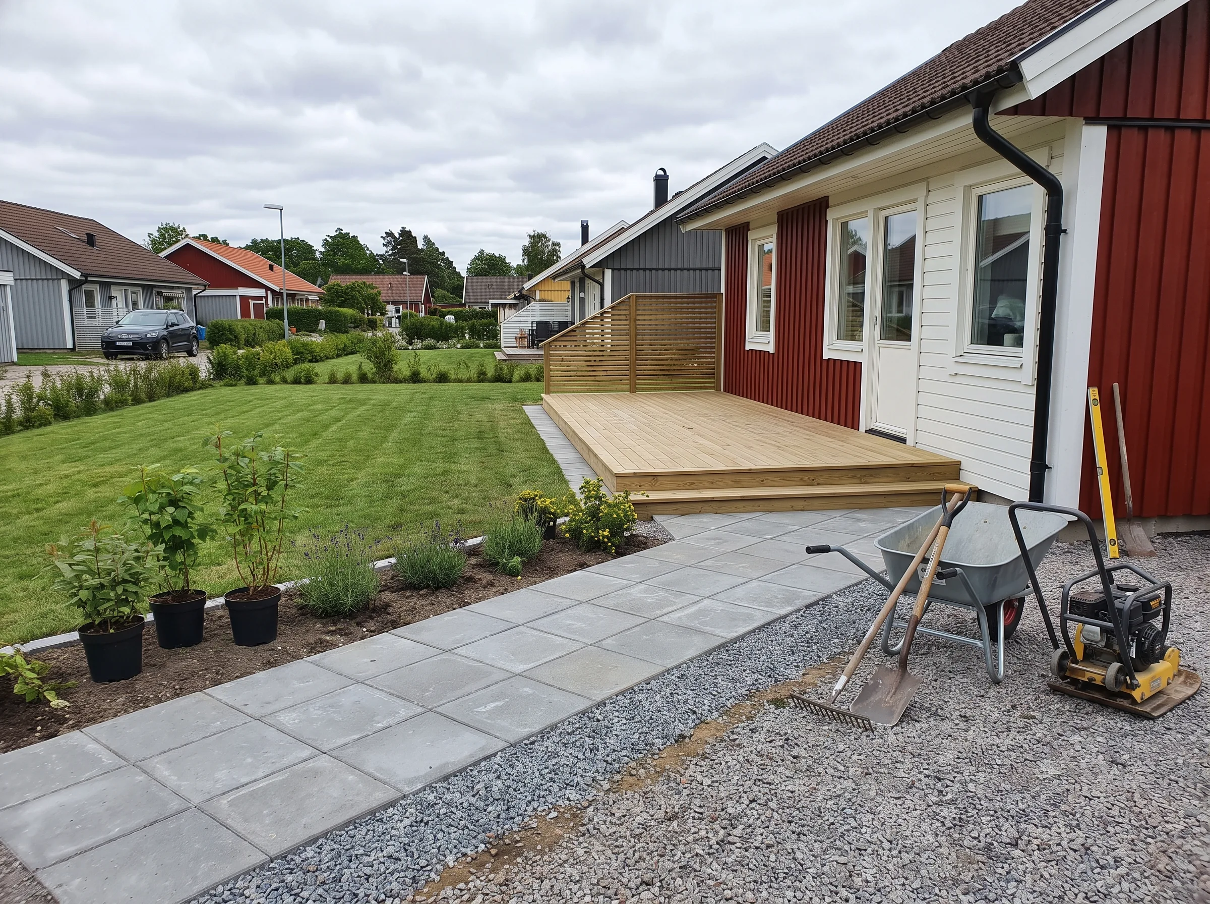 Uteplats med trädäck och gräsmatta, perfekt för altanbygge och utemiljö