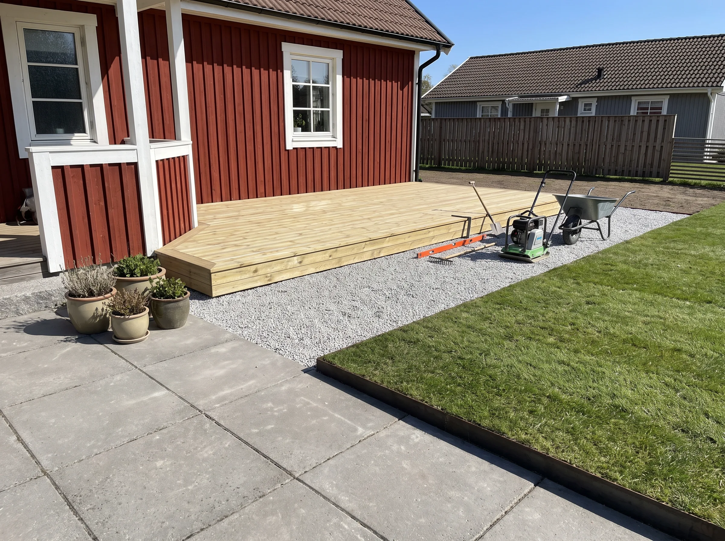 Altanbygge med trädäck och gräsyta vid ett hus i svensk stil